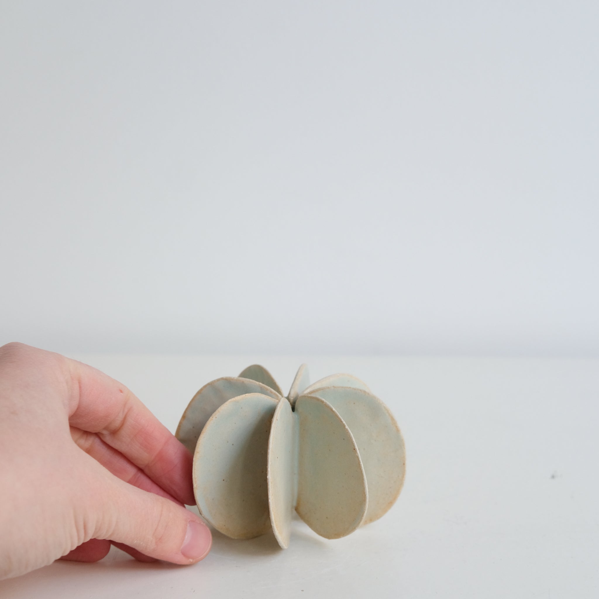 Objet Petale 01 D 8,5cm - blanc mat de Motoko Saigo chez Brutal Ceramics