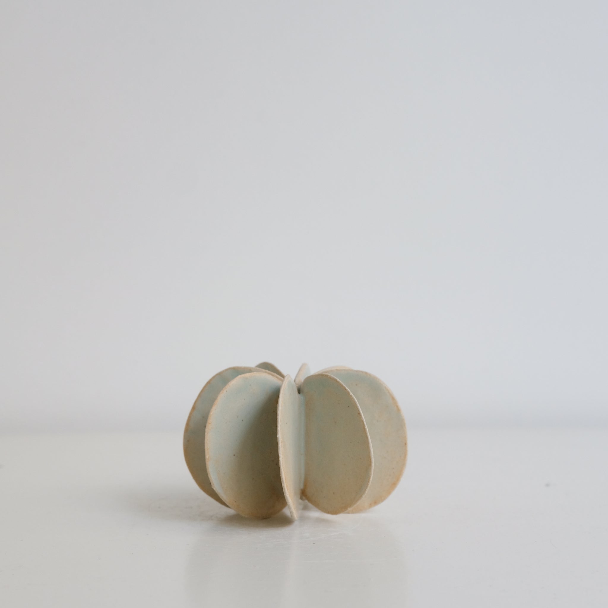 Objet Petale 01 D 8,5cm - blanc mat de Motoko Saigo chez Brutal Ceramics