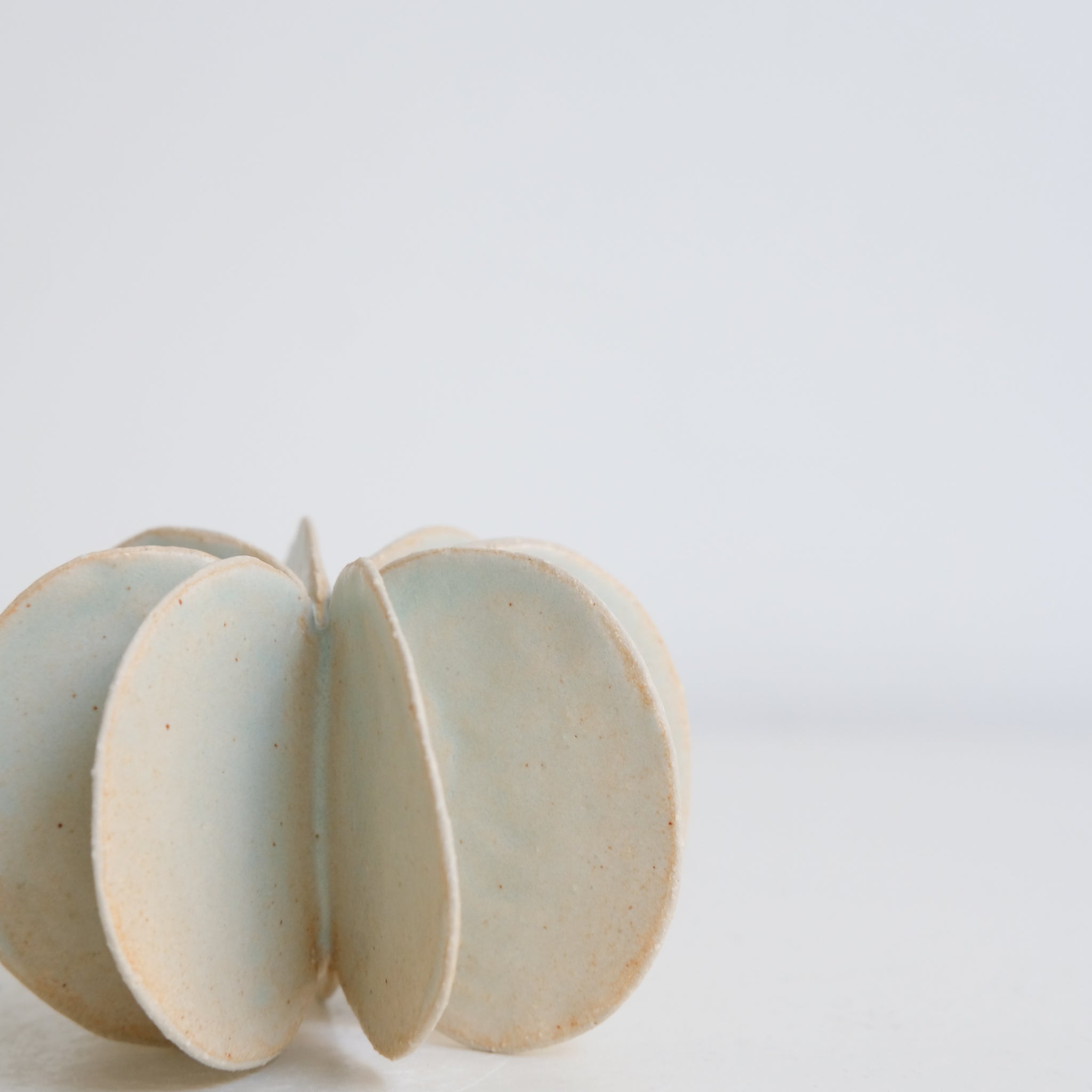 Objet Petale 01 D 8,5cm - blanc mat de Motoko Saigo chez Brutal Ceramics