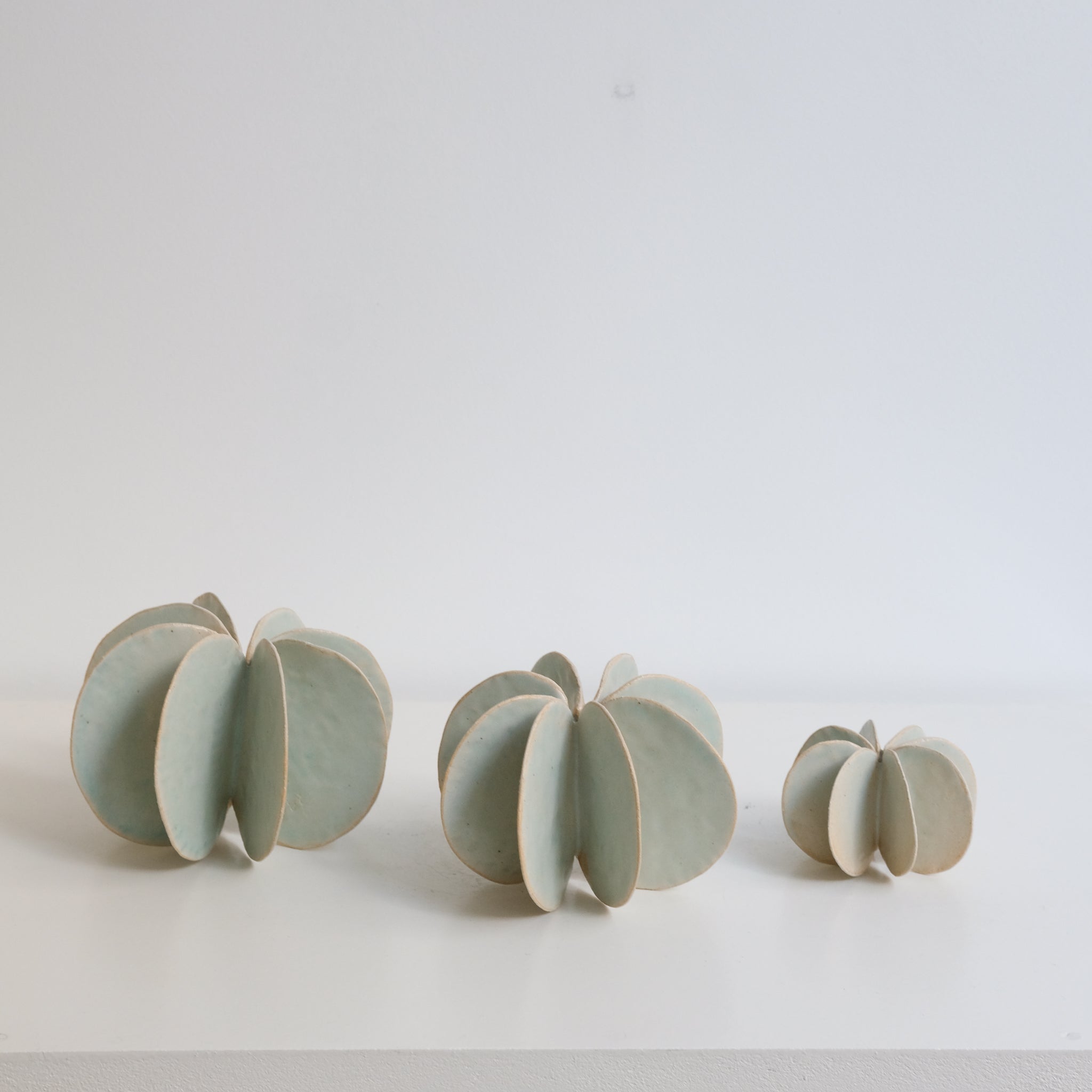 Objet Petale 01 D 8,5cm - blanc mat de Motoko Saigo chez Brutal Ceramics