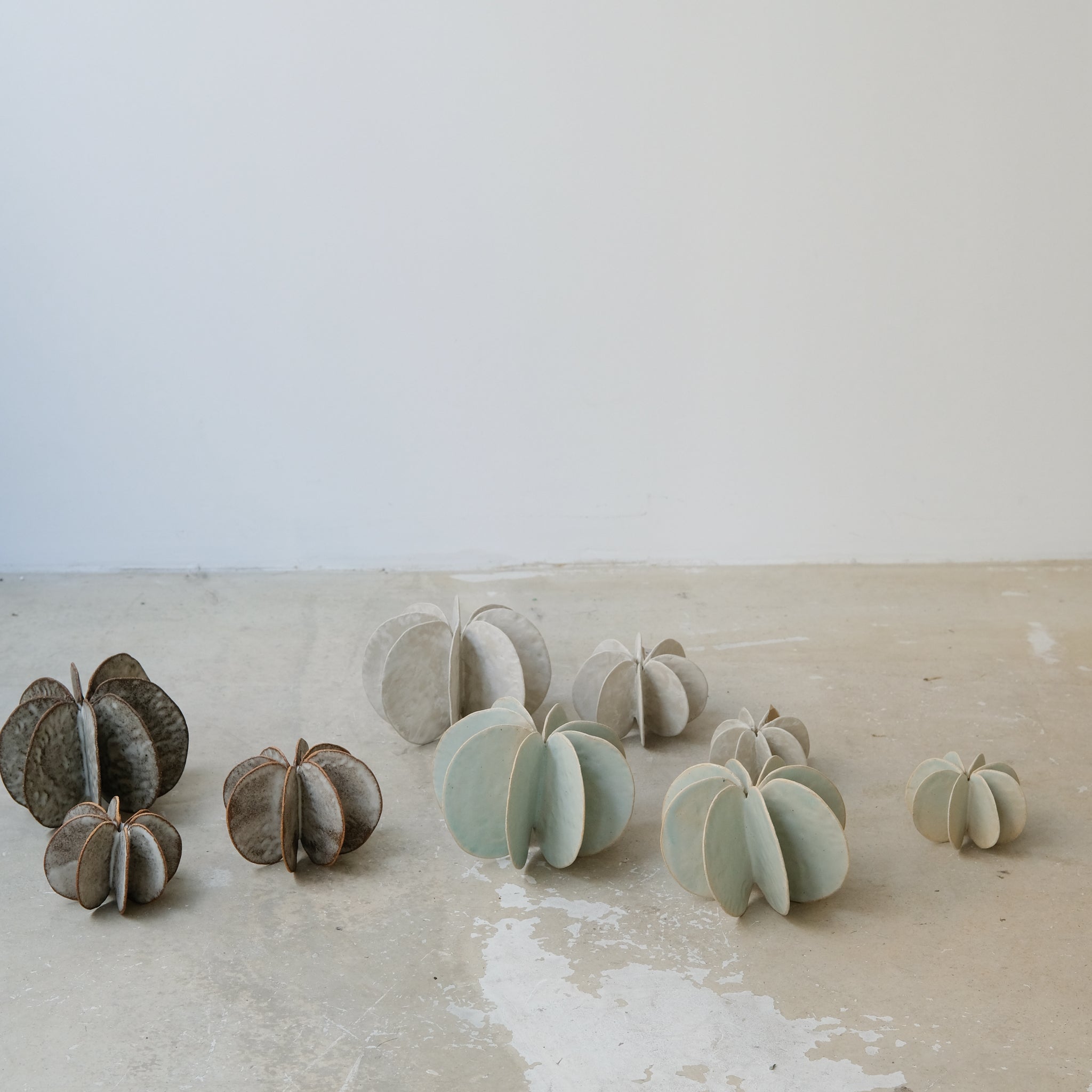 Objet Petale M en grès blanc D 10,8cm - brun mat de Motoko Saigo chez Brutal Ceramics