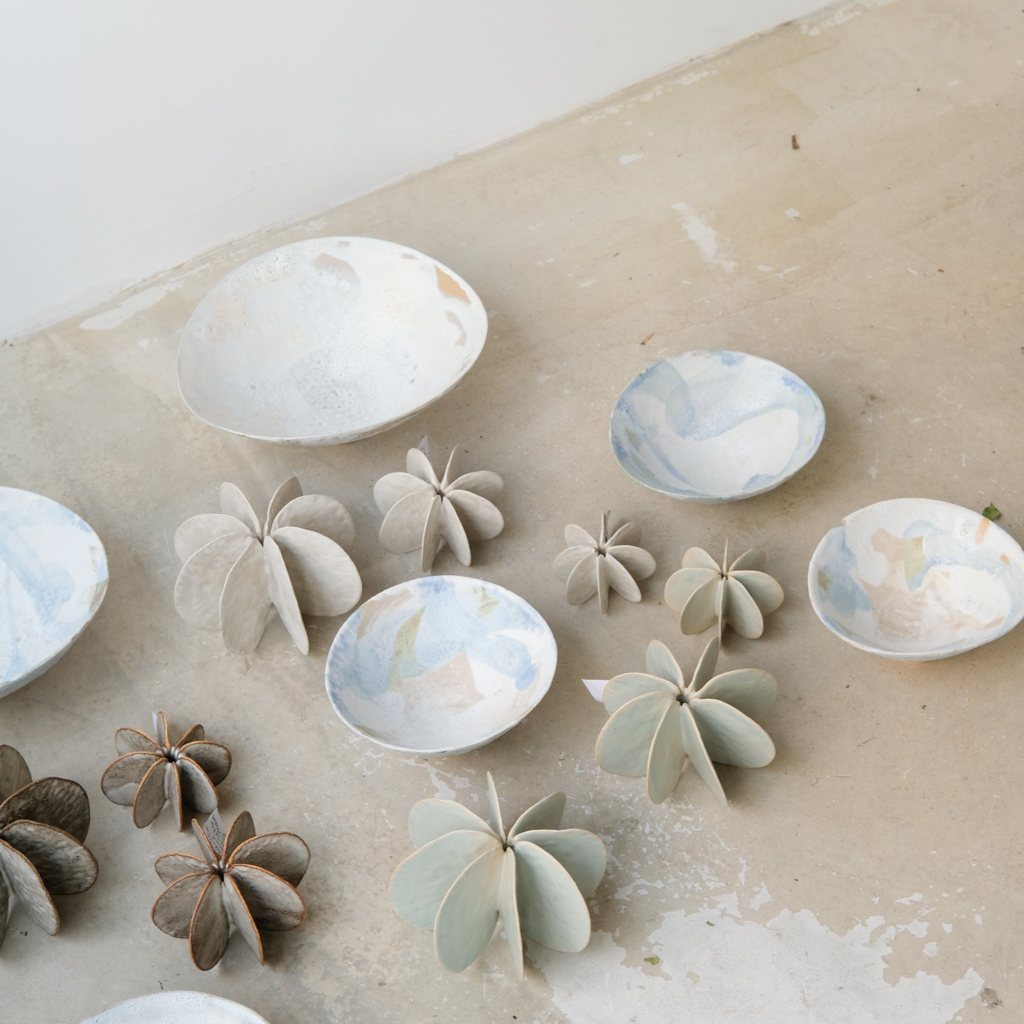 Objet Petale 01 D 8,5cm - blanc mat de Motoko Saigo chez Brutal Ceramics