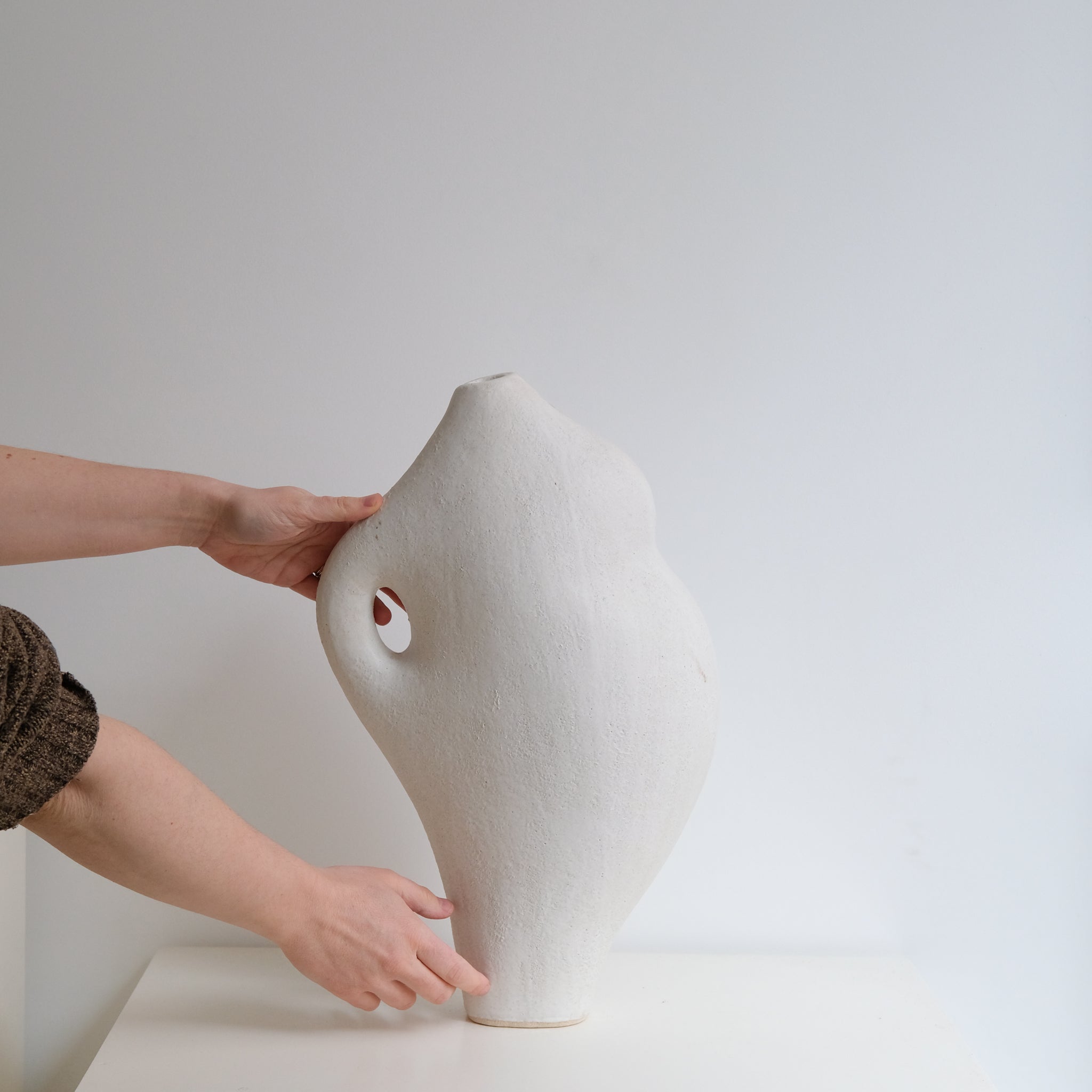 Sculpture "Dogu" H45cm - Blanc mat - de Noe Kuremoto chez Brutal Ceramics