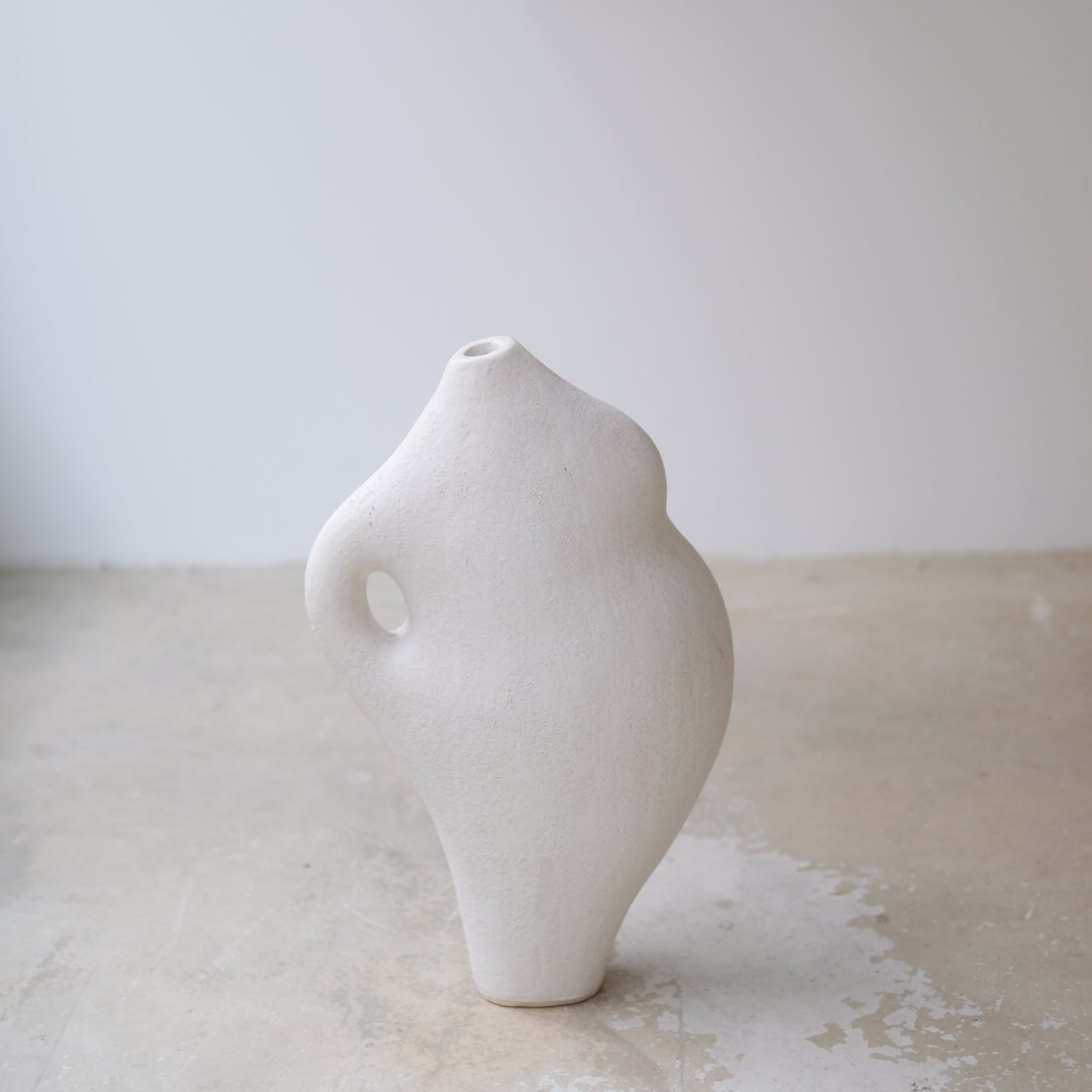 Sculpture "Dogu" H45cm - Blanc mat - de Noe Kuremoto chez Brutal Ceramics