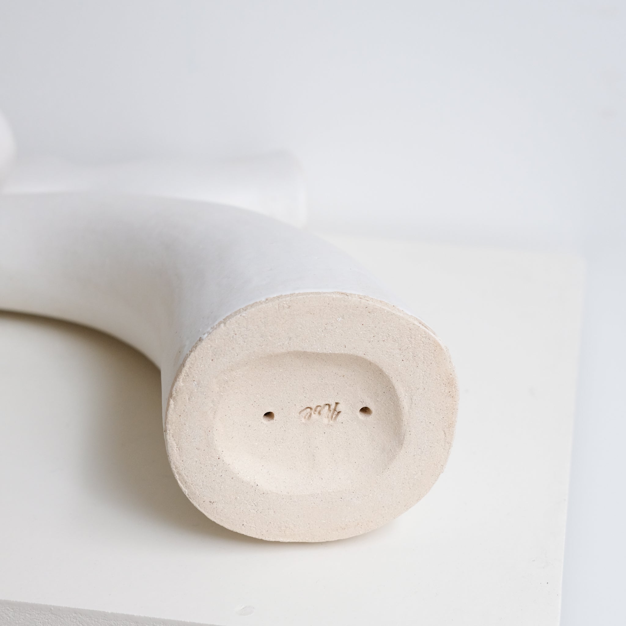 Sculpture "Shimekazari" H45cm - Blanc mat - de Noe Kuremoto chez Brutal Ceramics