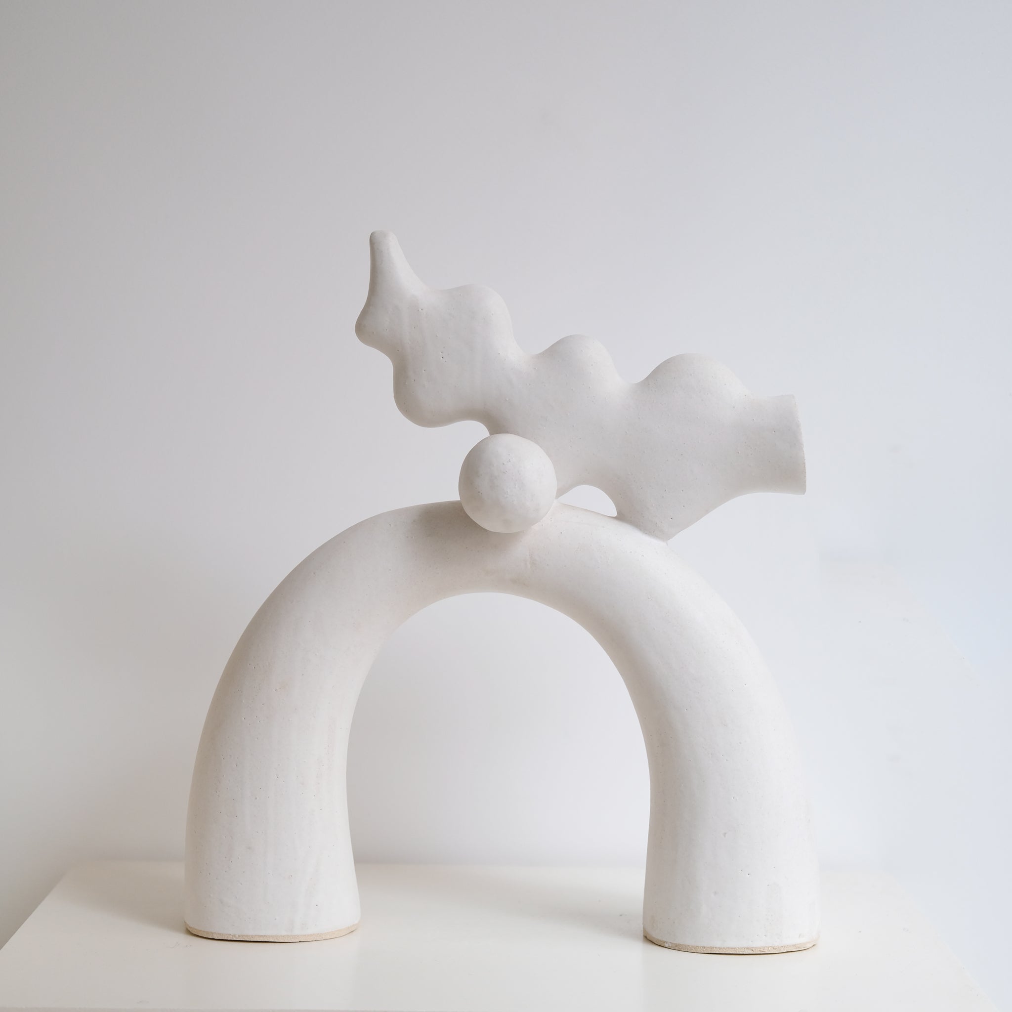 Sculpture "Shimekazari" H45cm - Blanc mat - de Noe Kuremoto chez Brutal Ceramics