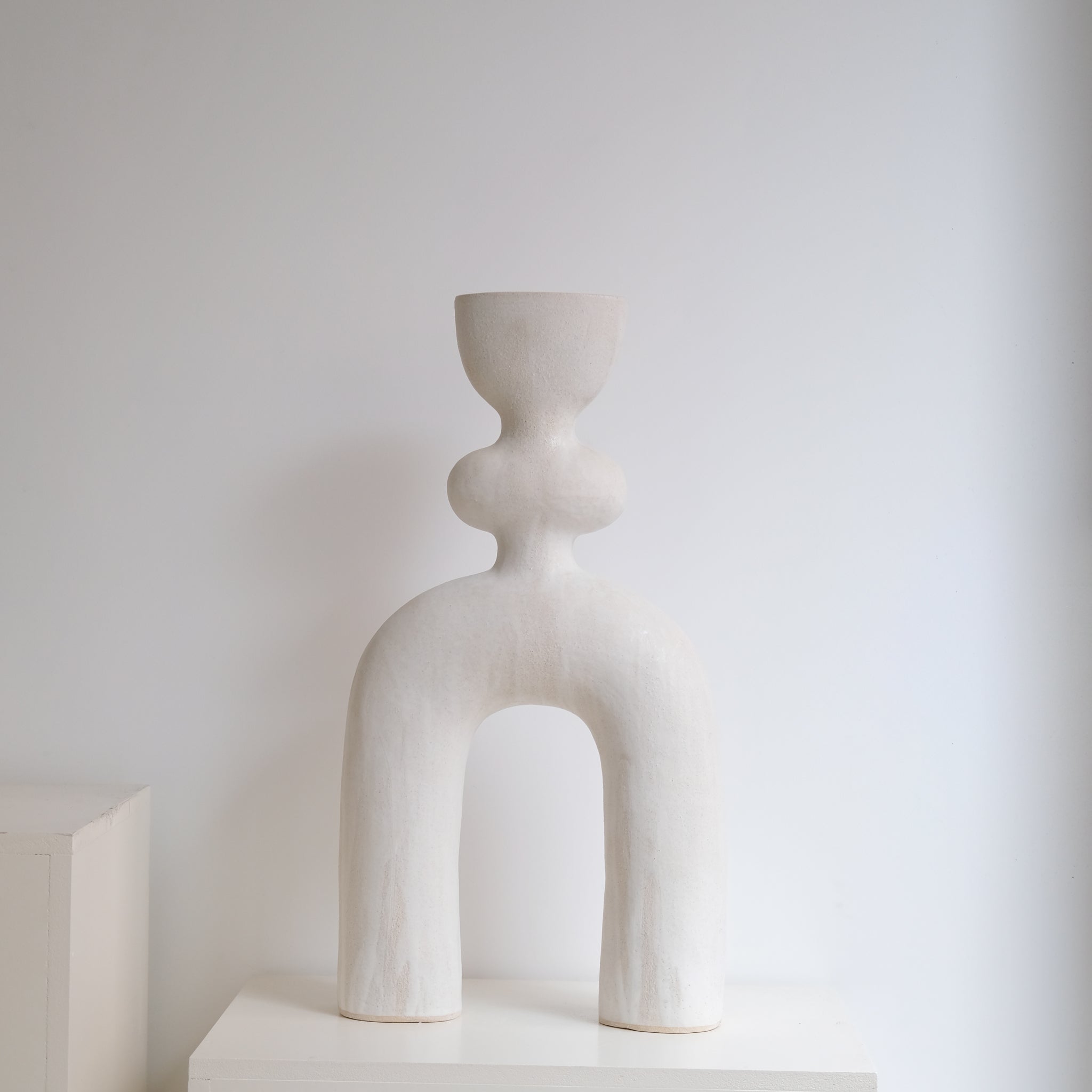 Sculpture "Haniwa Warrior" H68cm - Blanc mat de Noe Kuremoto chez Brutal Ceramics