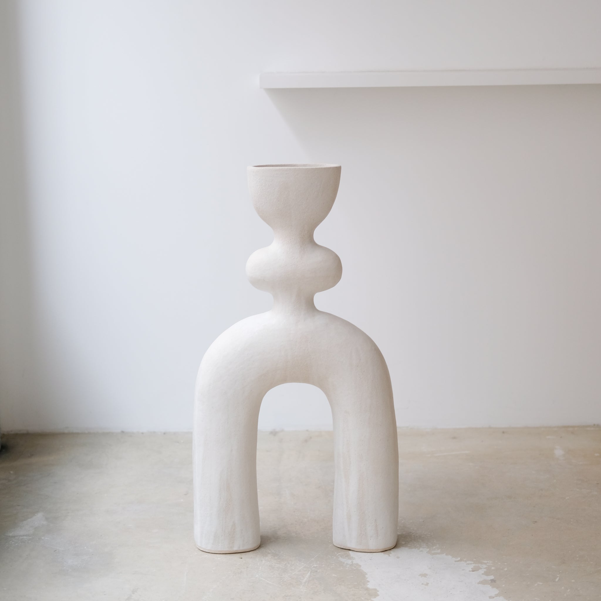Sculpture "Haniwa Warrior" H68cm - Blanc mat de Noe Kuremoto chez Brutal Ceramics
