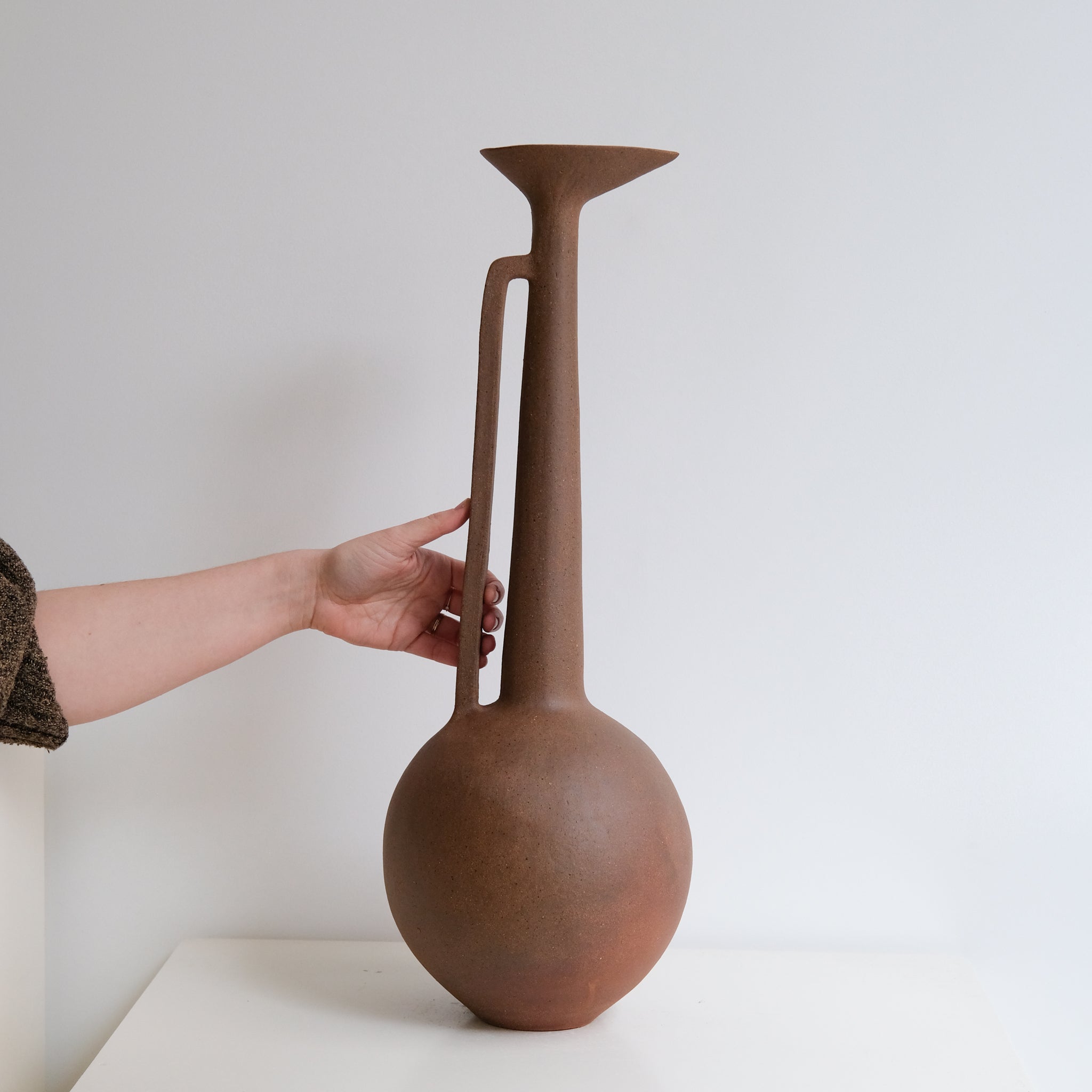 Sculpture "Crane Wife" H59cm - Ocre de Noe Kuremoto chez Brutal Ceramics