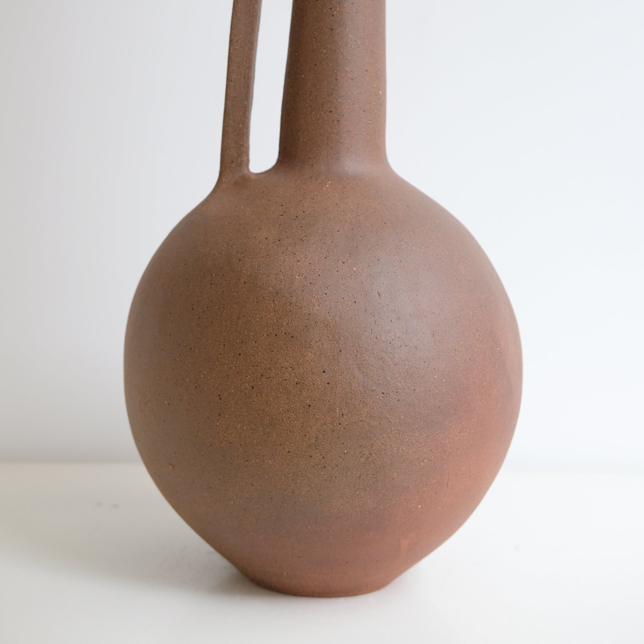 Sculpture "Crane Wife" H59cm - Ocre de Noe Kuremoto chez Brutal Ceramics