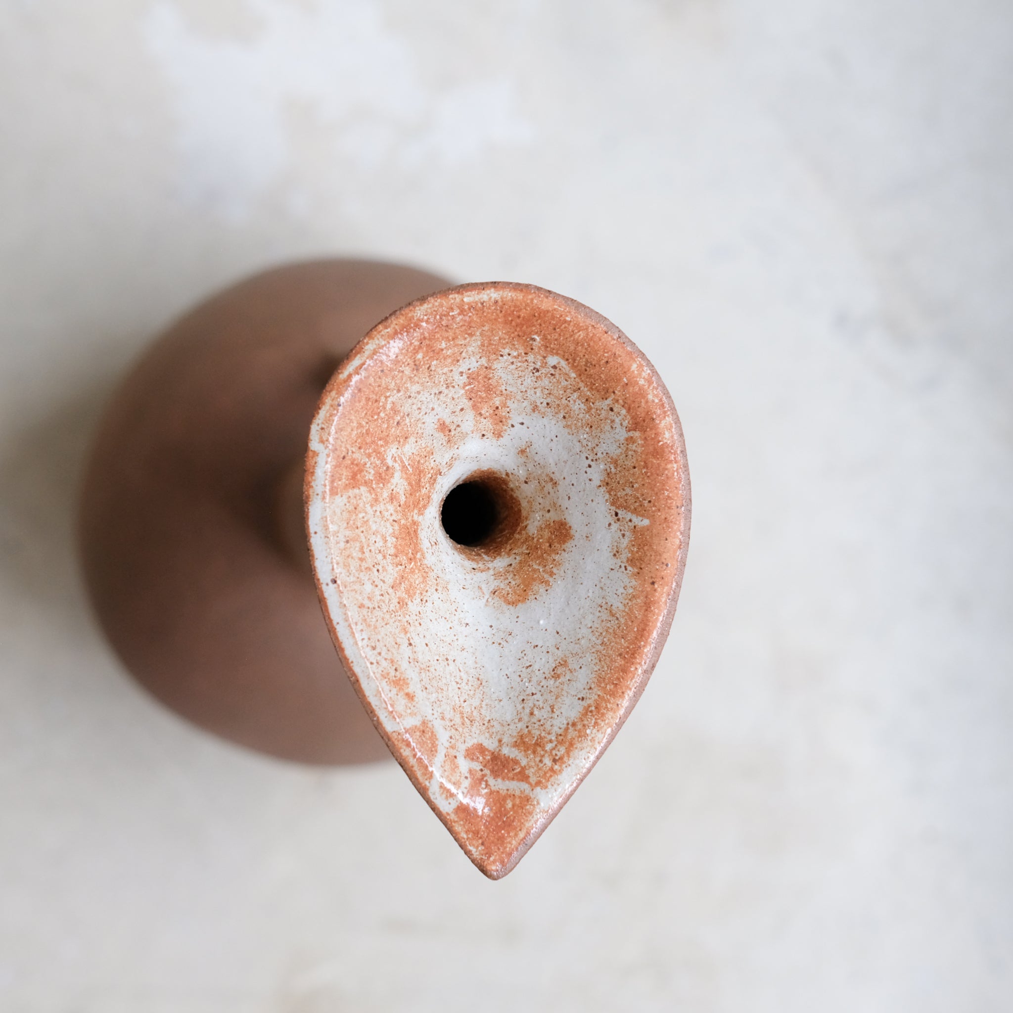 Sculpture "Crane Wife" H59cm - Ocre de Noe Kuremoto chez Brutal Ceramics