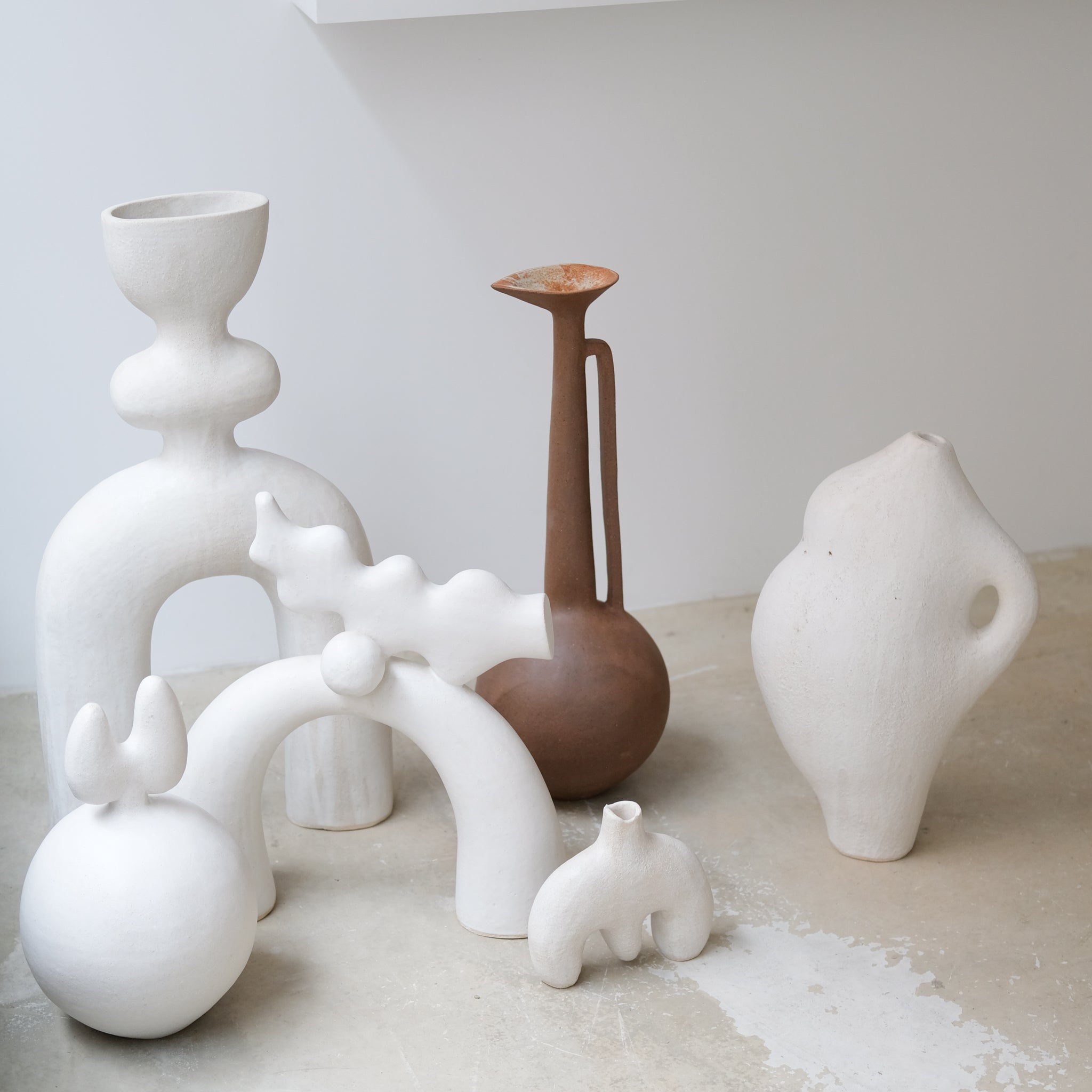 Sculpture "Shimekazari" H45cm - Blanc mat - de Noe Kuremoto chez Brutal Ceramics