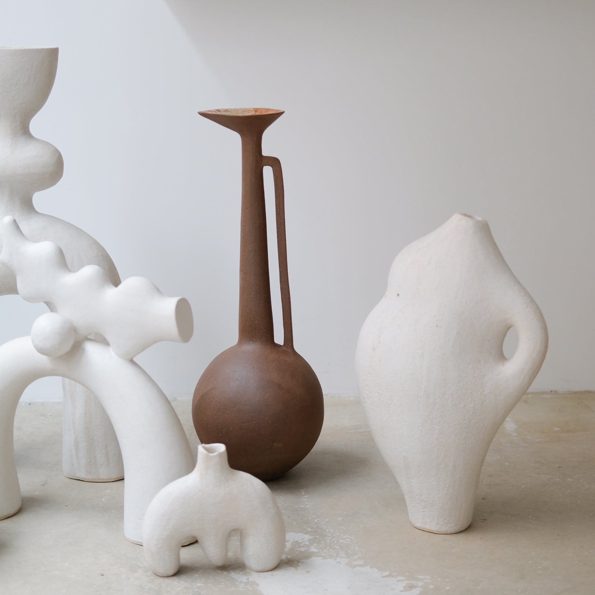 Sculpture "Crane Wife" H59cm - Ocre de Noe Kuremoto chez Brutal Ceramics