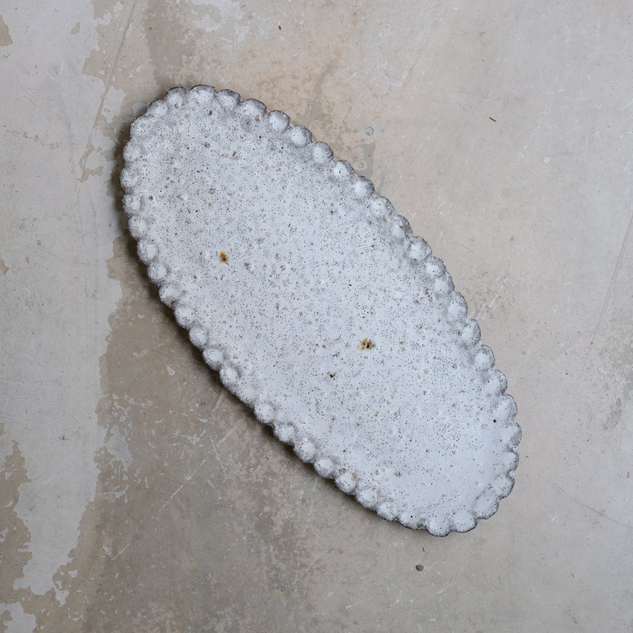 Plat en terre glanée L 40cm - blanc mat par Potry chez Brutal Ceramics