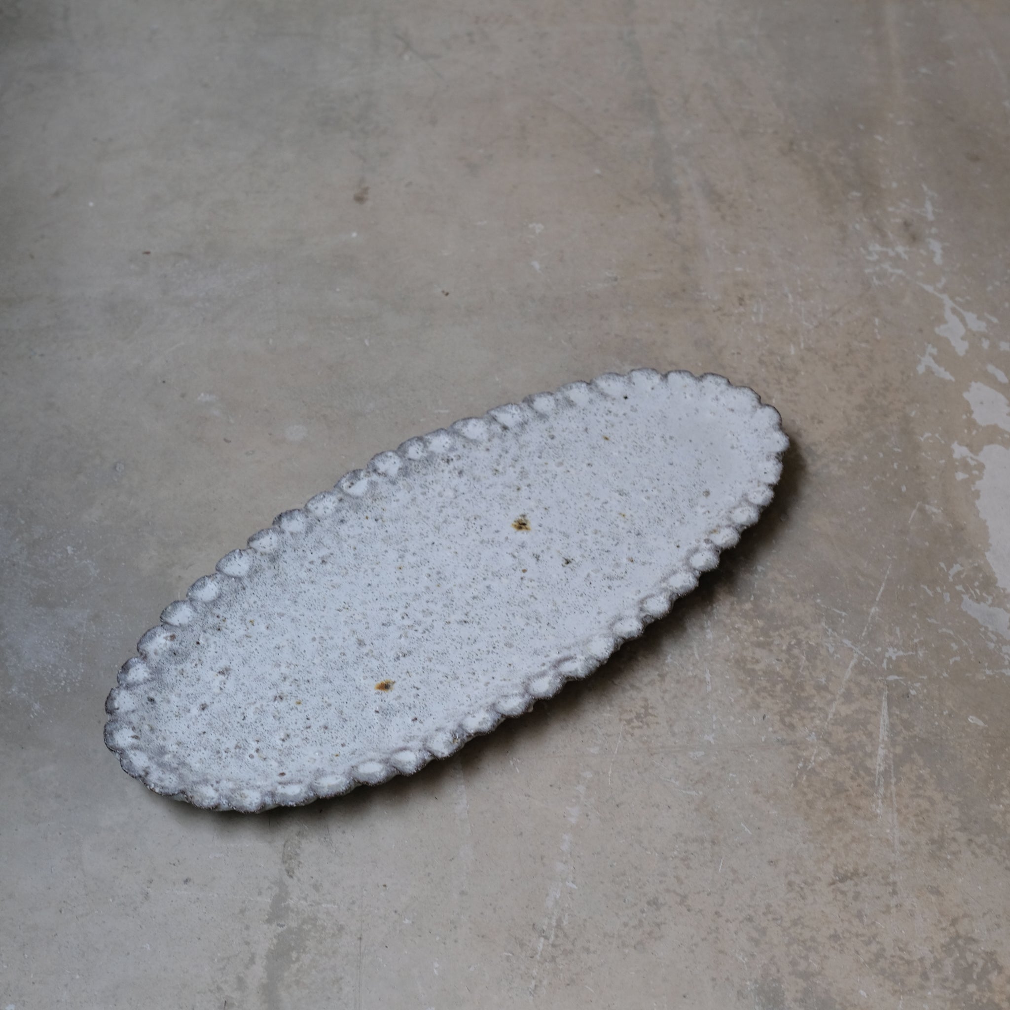 Plat en terre glanée L 40cm - blanc mat par Potry chez Brutal Ceramics