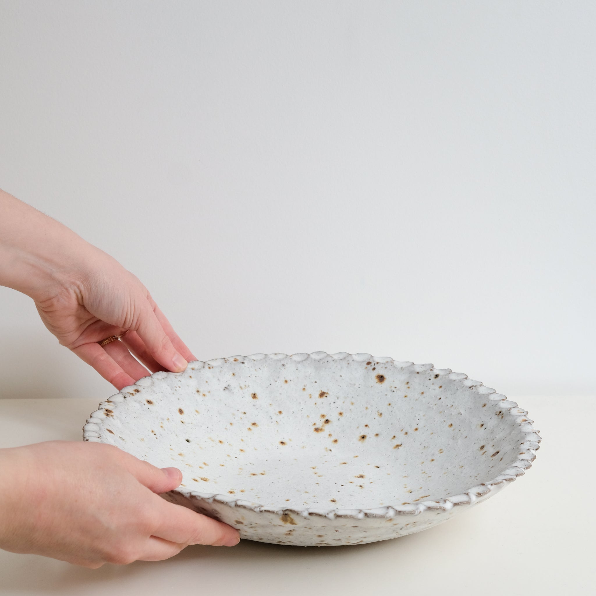 Plat en terre glanée D 31cm - blanc mat par Potry chez Brutal Ceramics