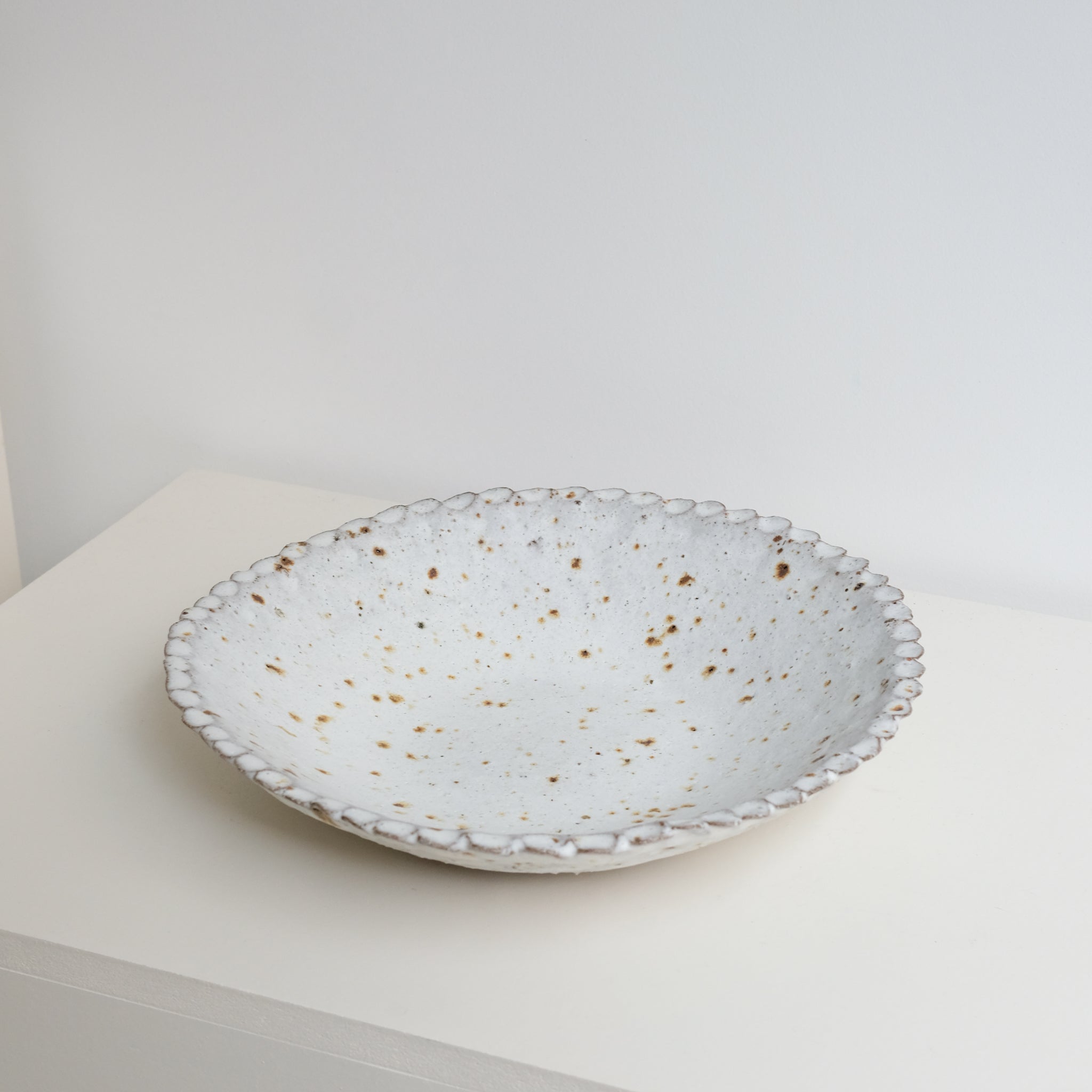 Plat en terre glanée D 31cm - blanc mat par Potry chez Brutal Ceramics