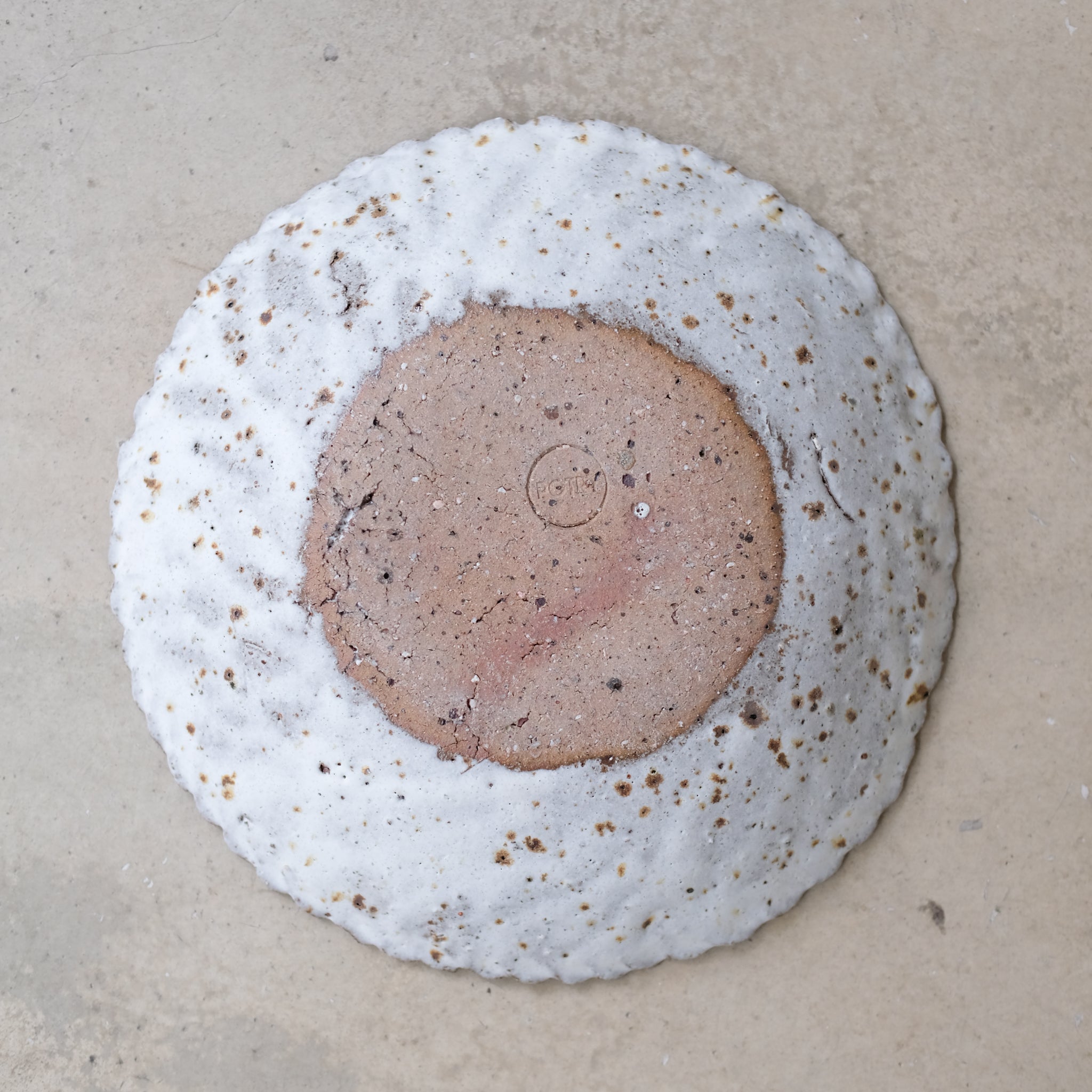 Plat en terre glanée D 31cm - blanc mat par Potry chez Brutal Ceramics