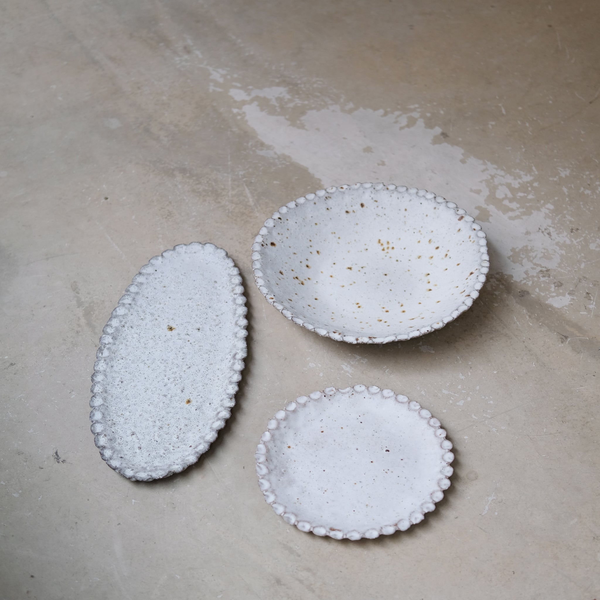 Plat en terre glanée D 31cm - blanc mat par Potry chez Brutal Ceramics