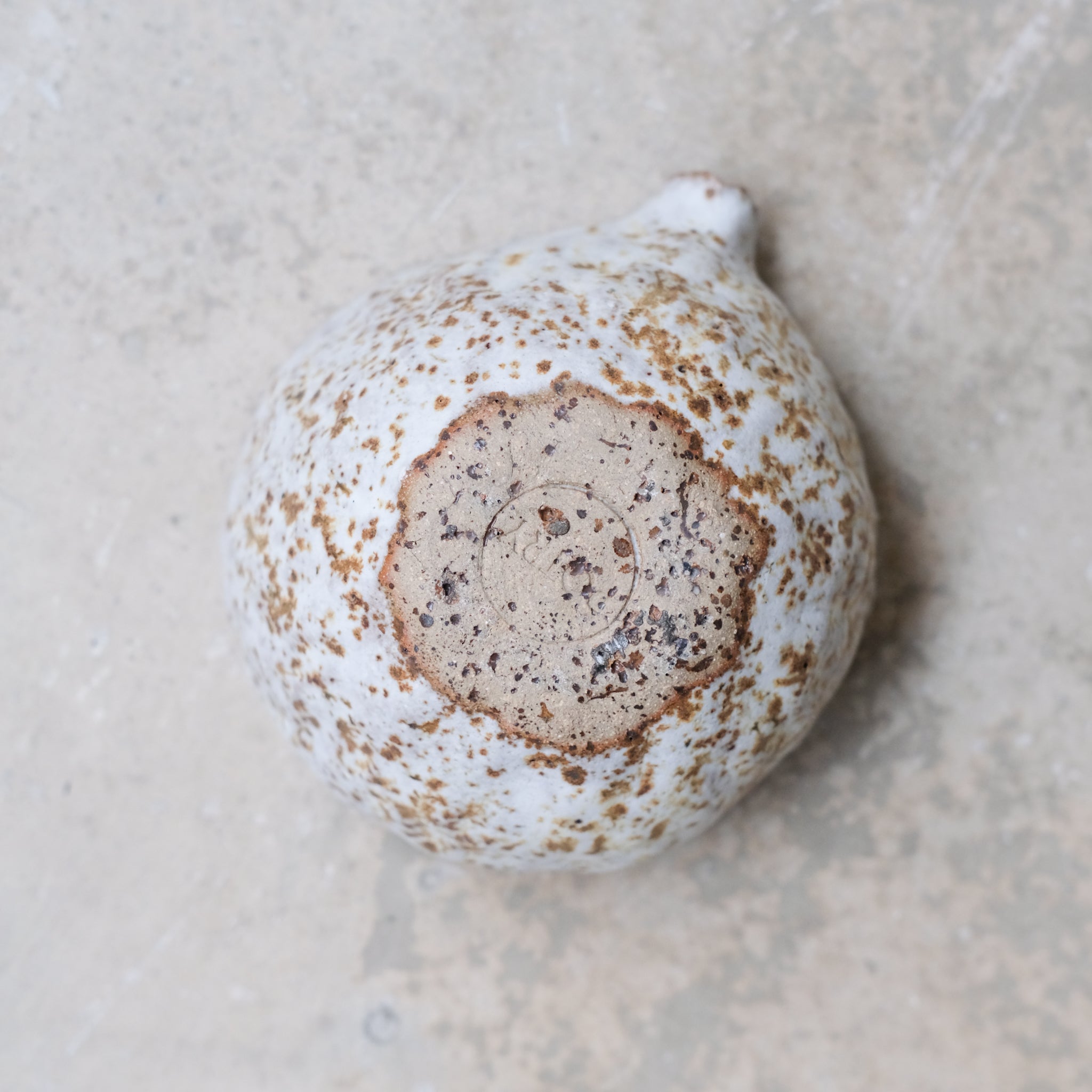 Verseuse 240ml en terre glanée par la céramiste Potry chez Brutal Ceramics