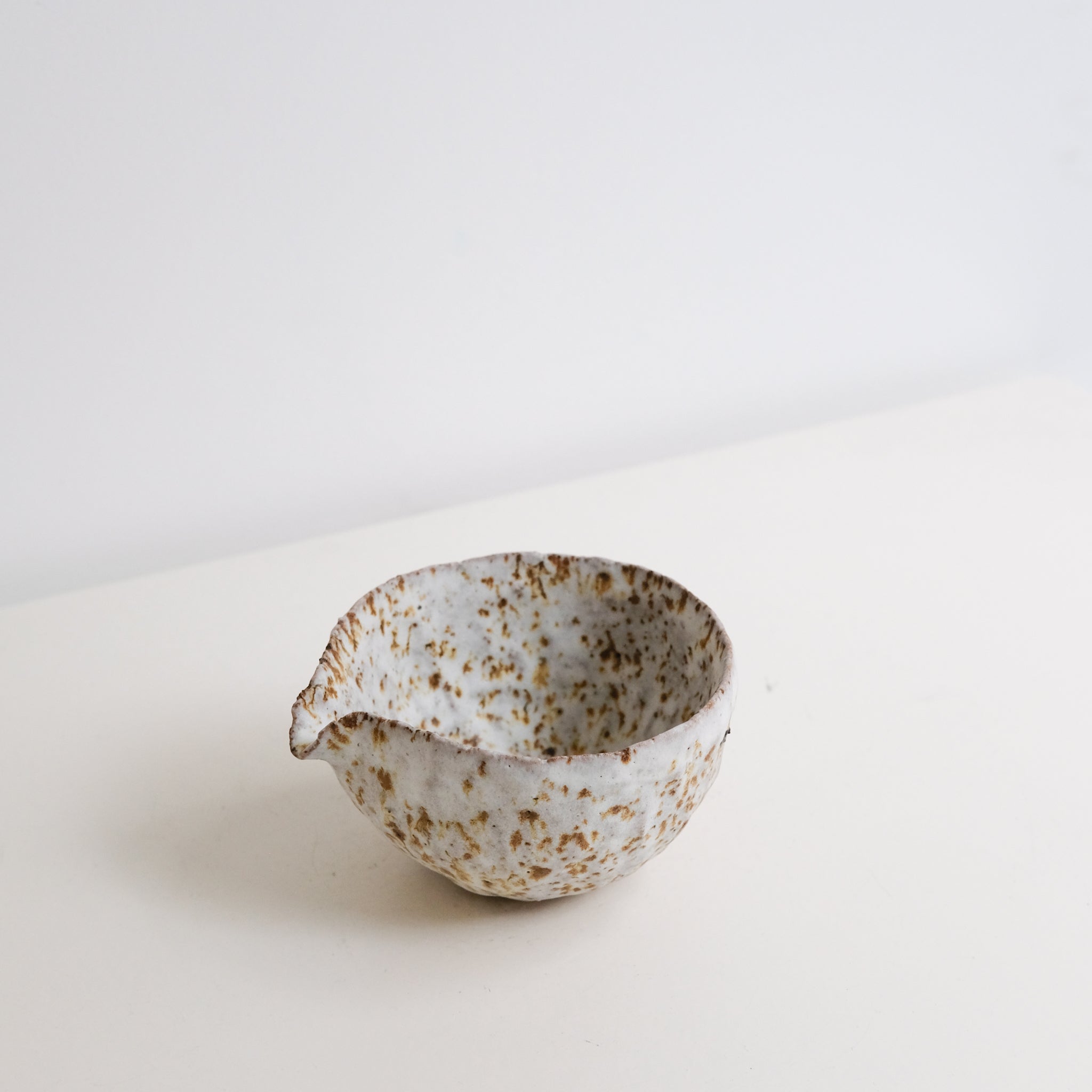 Verseuse 240ml en terre glanée par la céramiste Potry chez Brutal Ceramics