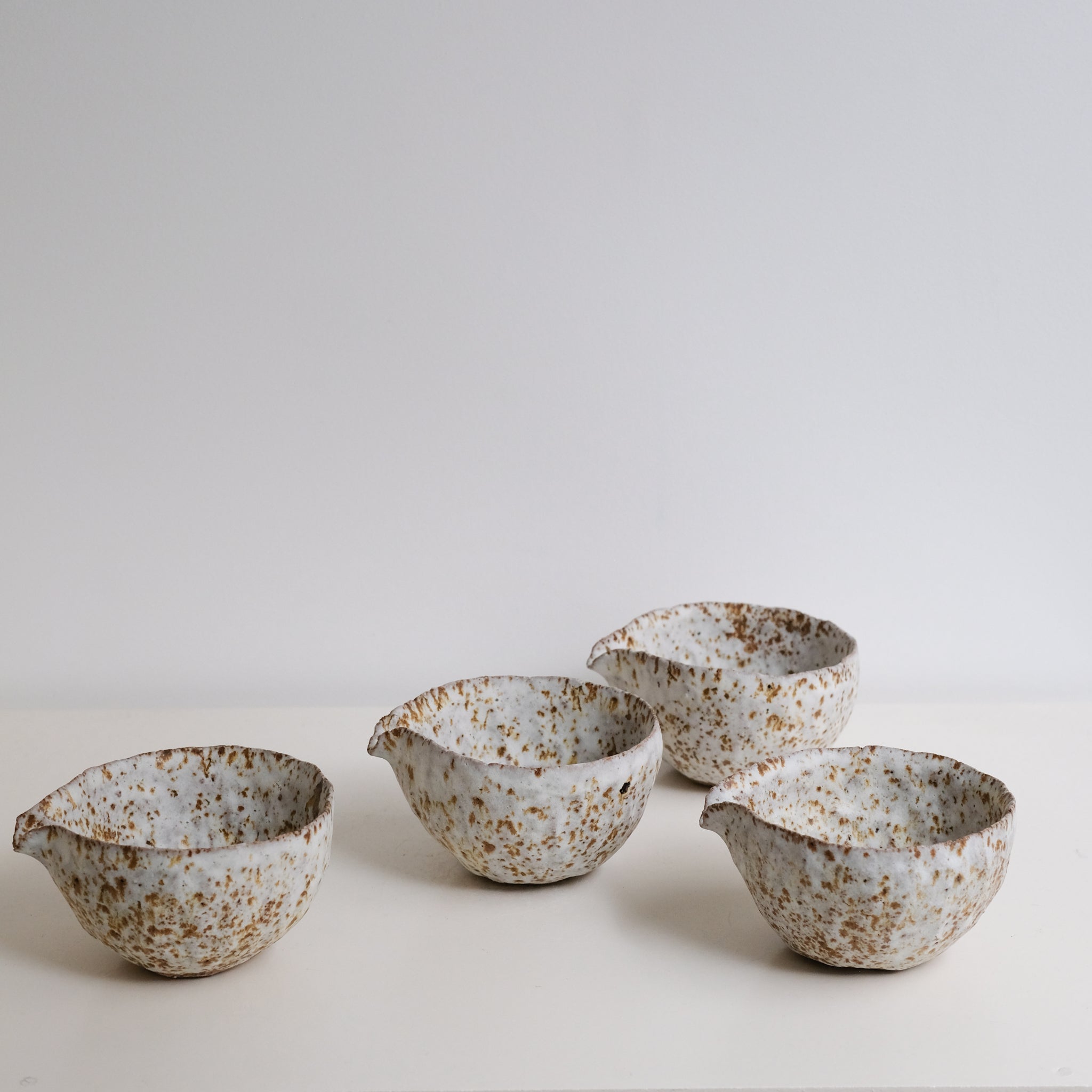 Verseuse 240ml en terre glanée par la céramiste Potry chez Brutal Ceramics