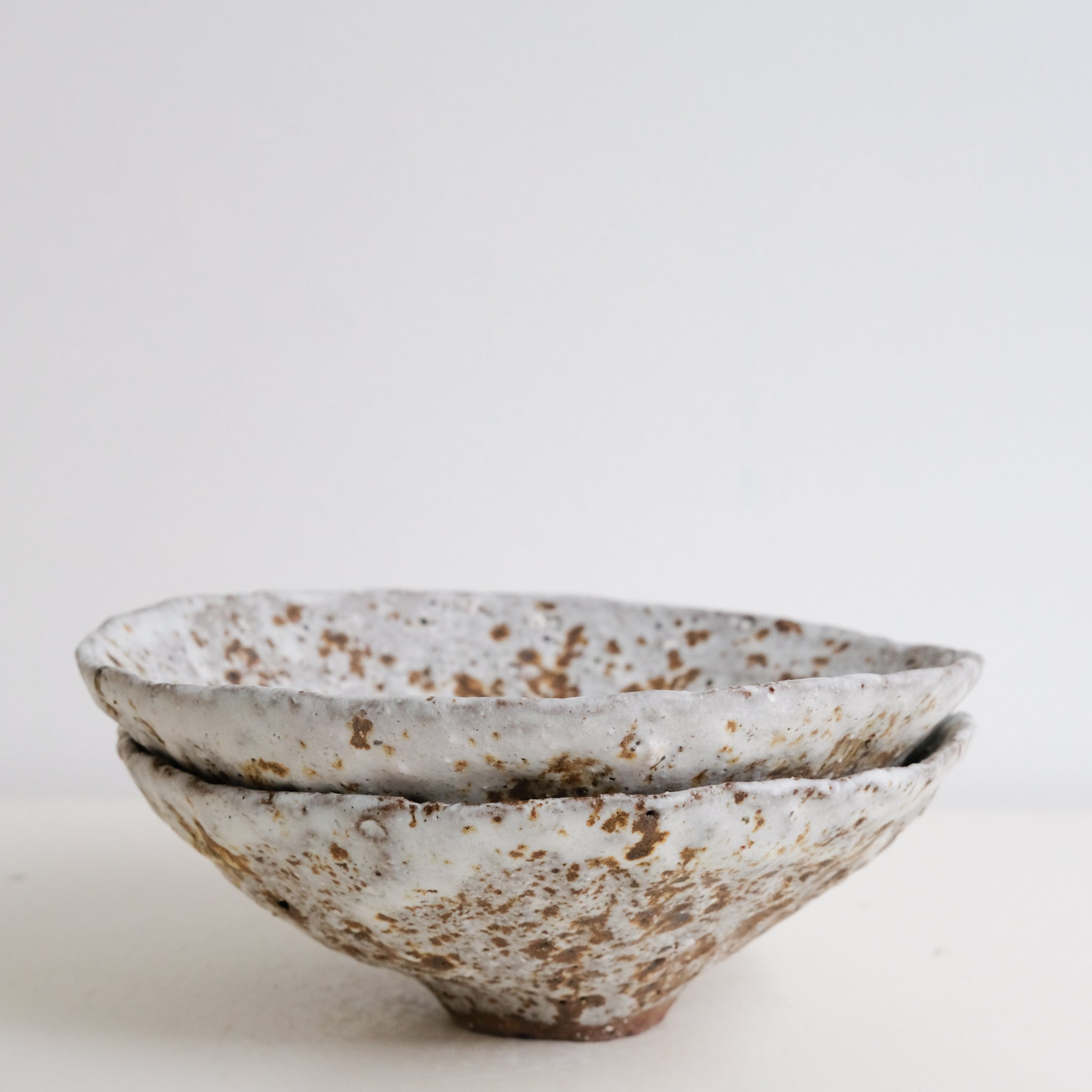 Bol en terre glanée D 20cm - Blanc moucheté par Potry chez Brutal Ceramics