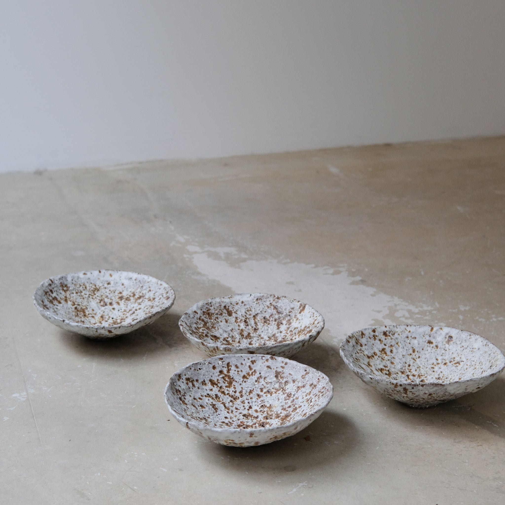 Bol en terre glanée D 20cm - Blanc moucheté par Potry chez Brutal Ceramics