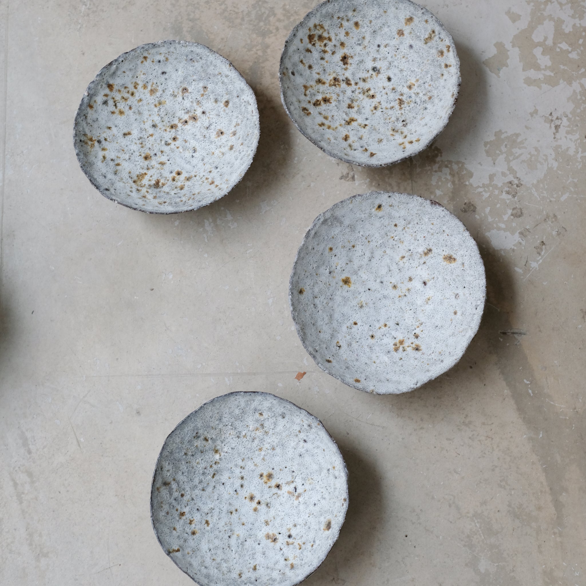 Bol en terre glanée D 19,5cm -Gris et blanc satiné par Potry chez Brutal Ceramics
