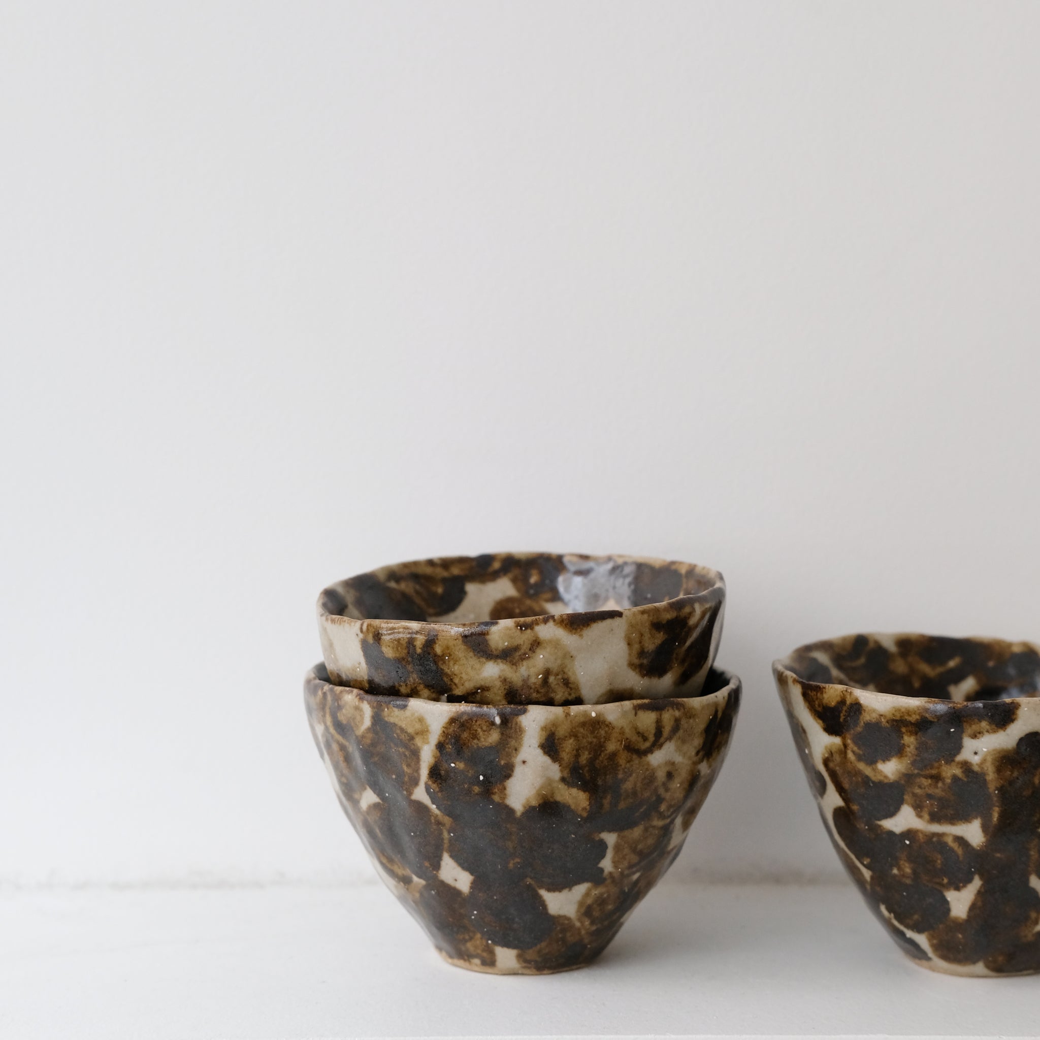 Tasse en terre glanée 150ml - Pois brun par Potry chez Brutal Ceramics