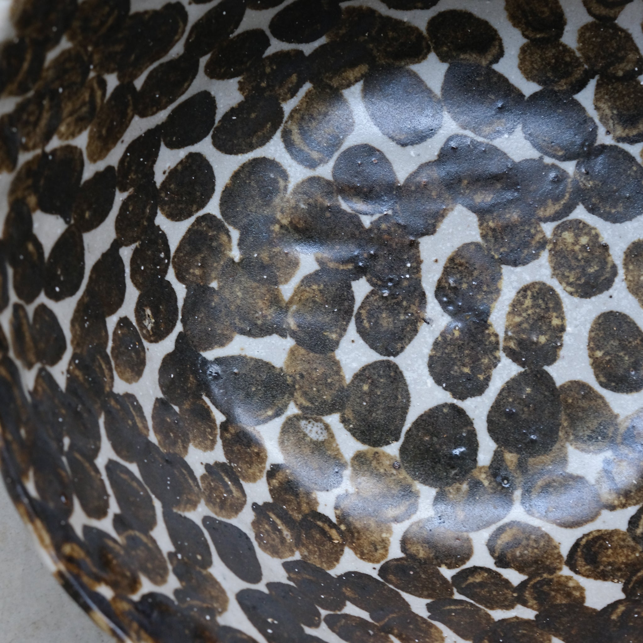 Saladier appaloosa en terre glanée D27cm - Pois brun par Potry chez Brutal Ceramics