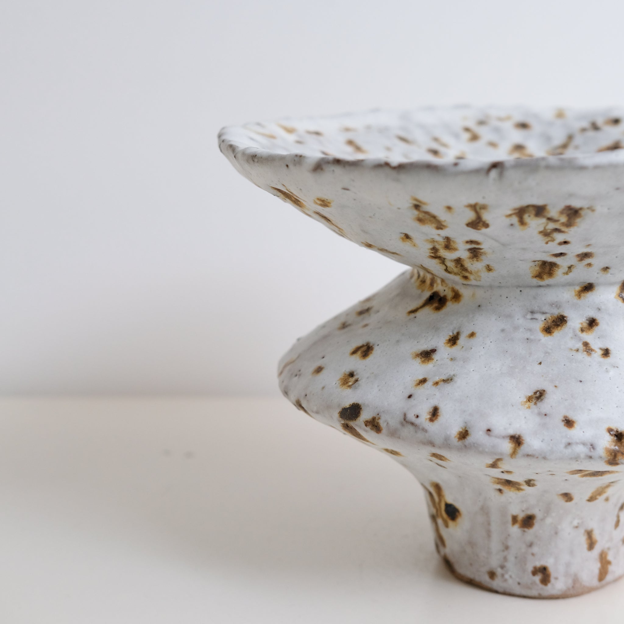Vase en terre glanée H 17cm - Blanc moucheté par Potry chez Brutal Ceramics