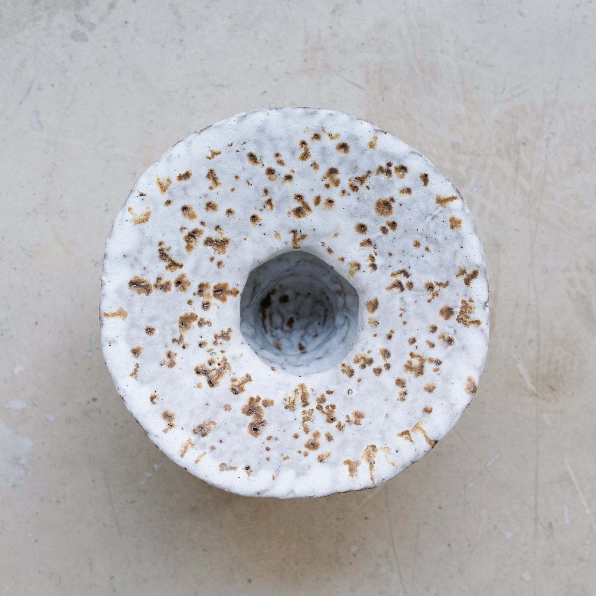Vase en terre glanée H 17cm - Blanc moucheté par Potry chez Brutal Ceramics
