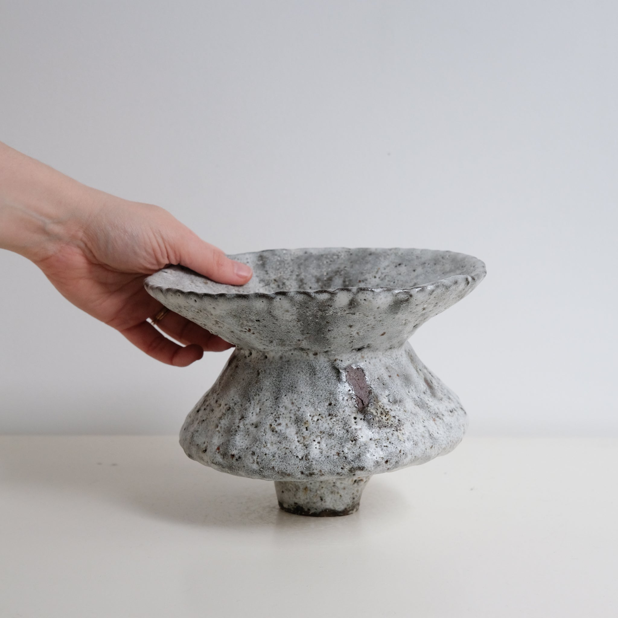 Vase en terre glanée H 15cm - Blanc gris satiné par Potry chez Brutal Ceramics