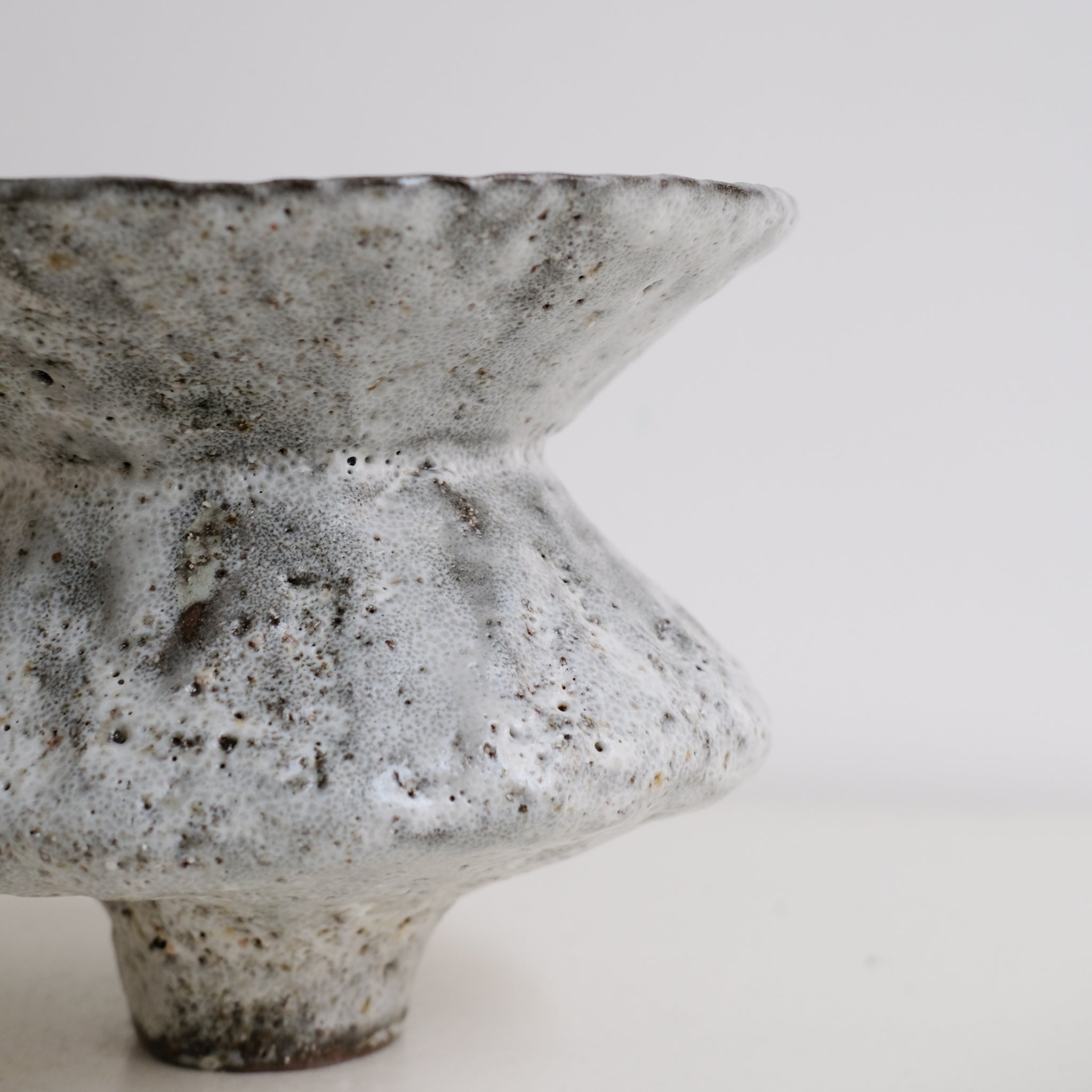 Vase en terre glanée H 15cm - Blanc gris satiné par Potry chez Brutal Ceramics