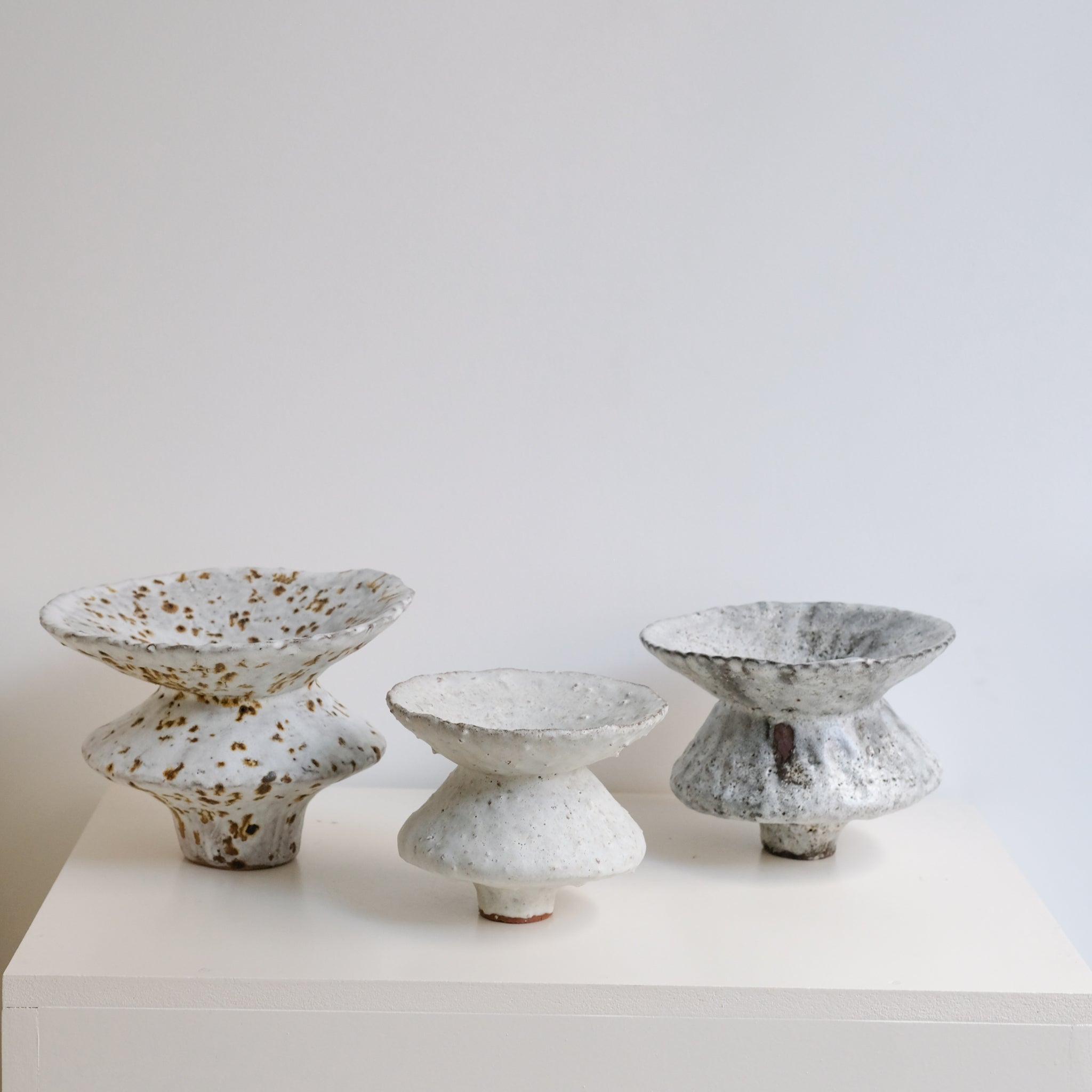 Vase en terre glanée H 17cm - Blanc moucheté par Potry chez Brutal Ceramics