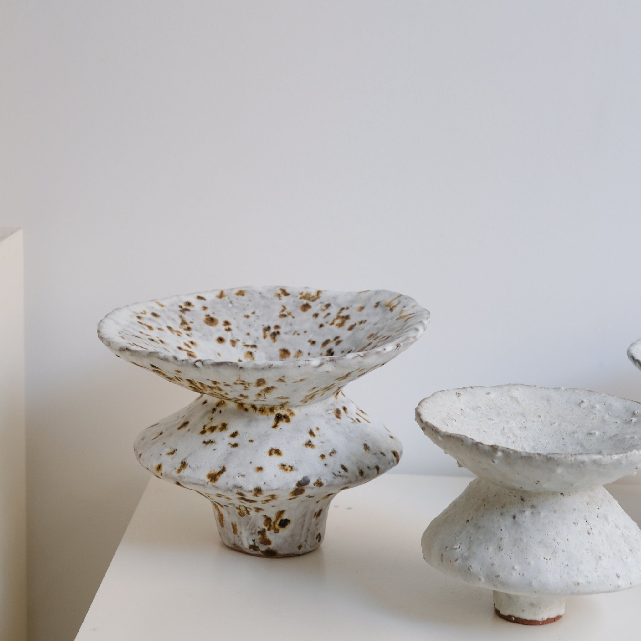 Vase en terre glanée H 17cm - Blanc moucheté par Potry chez Brutal Ceramics
