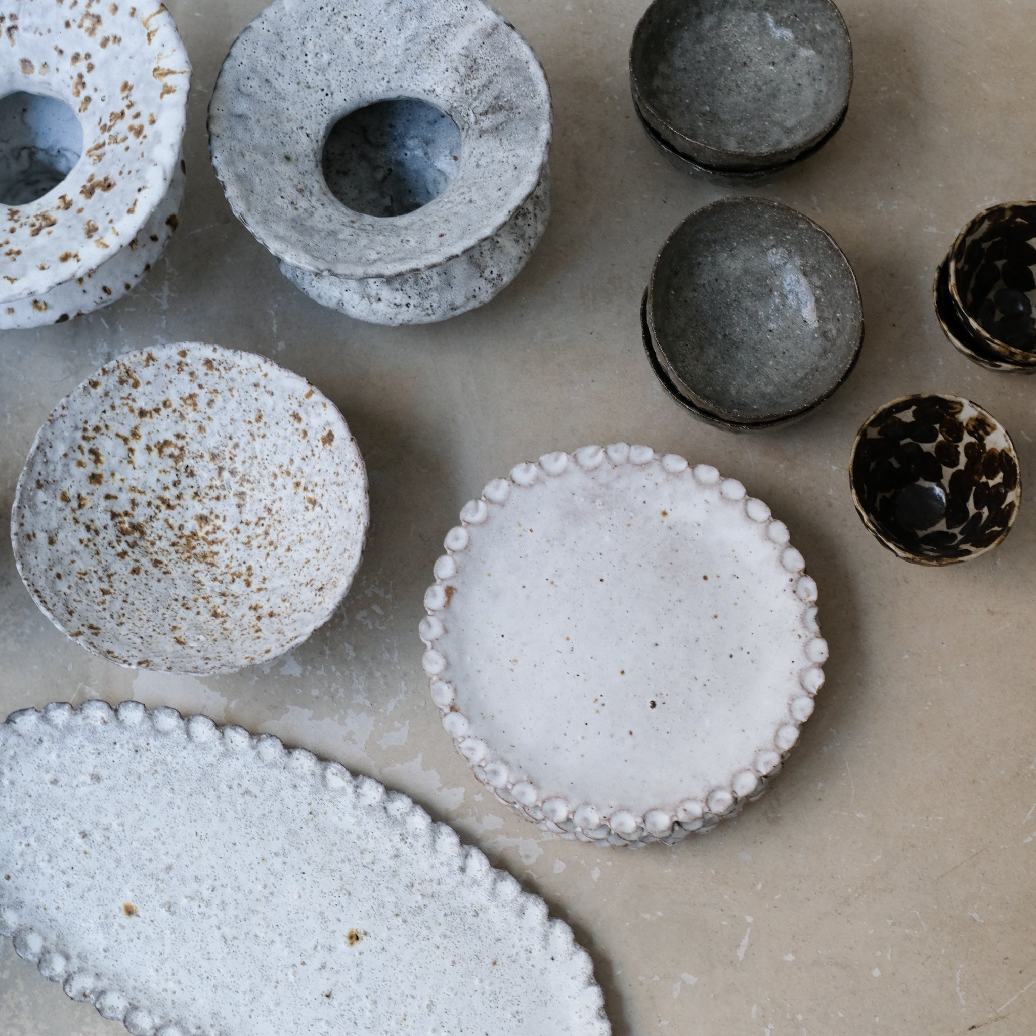 Assiette en terre glanée D 22cm -blanc mat par Potry chez Brutal Ceramics