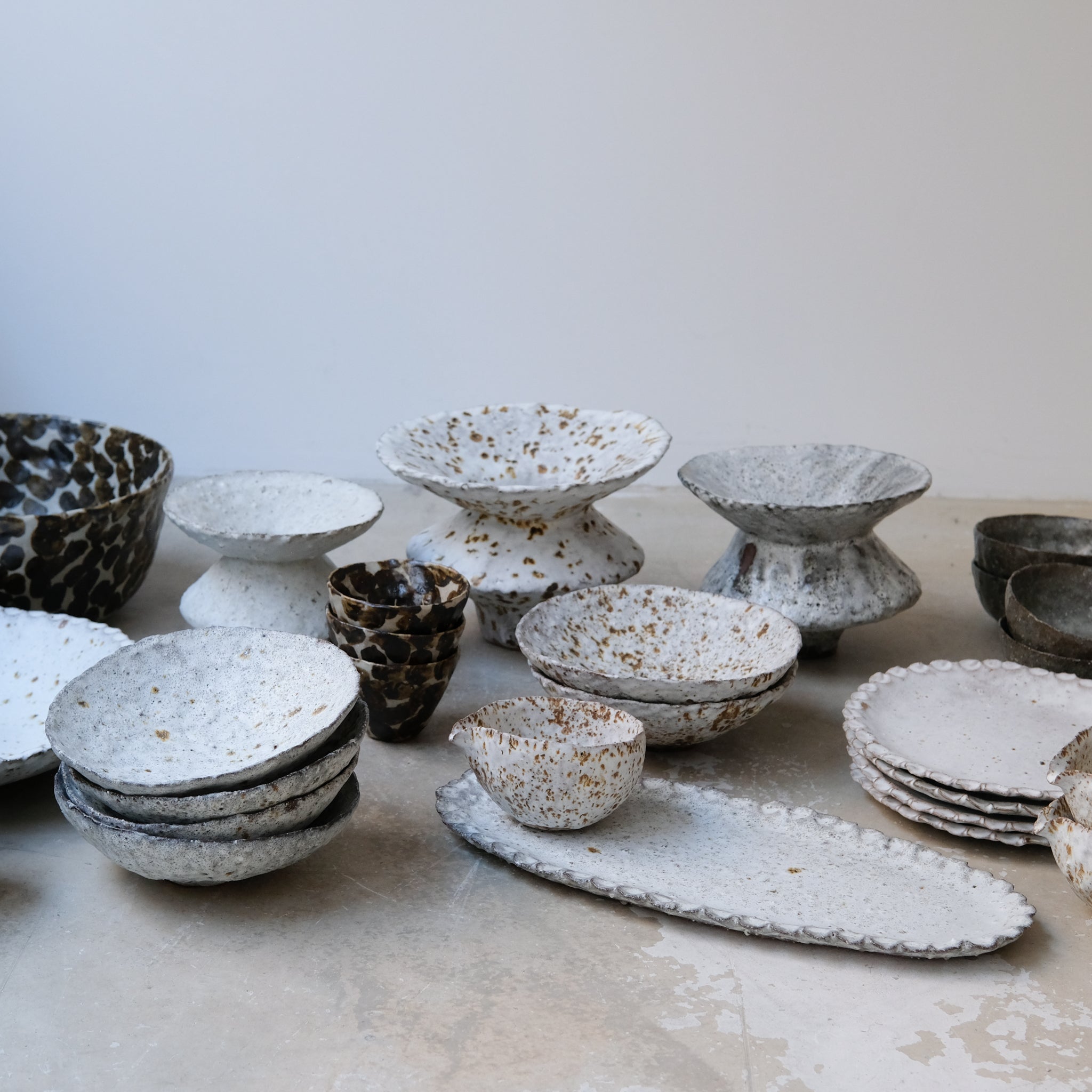 Plat en terre glanée L 40cm - blanc mat par Potry chez Brutal Ceramics