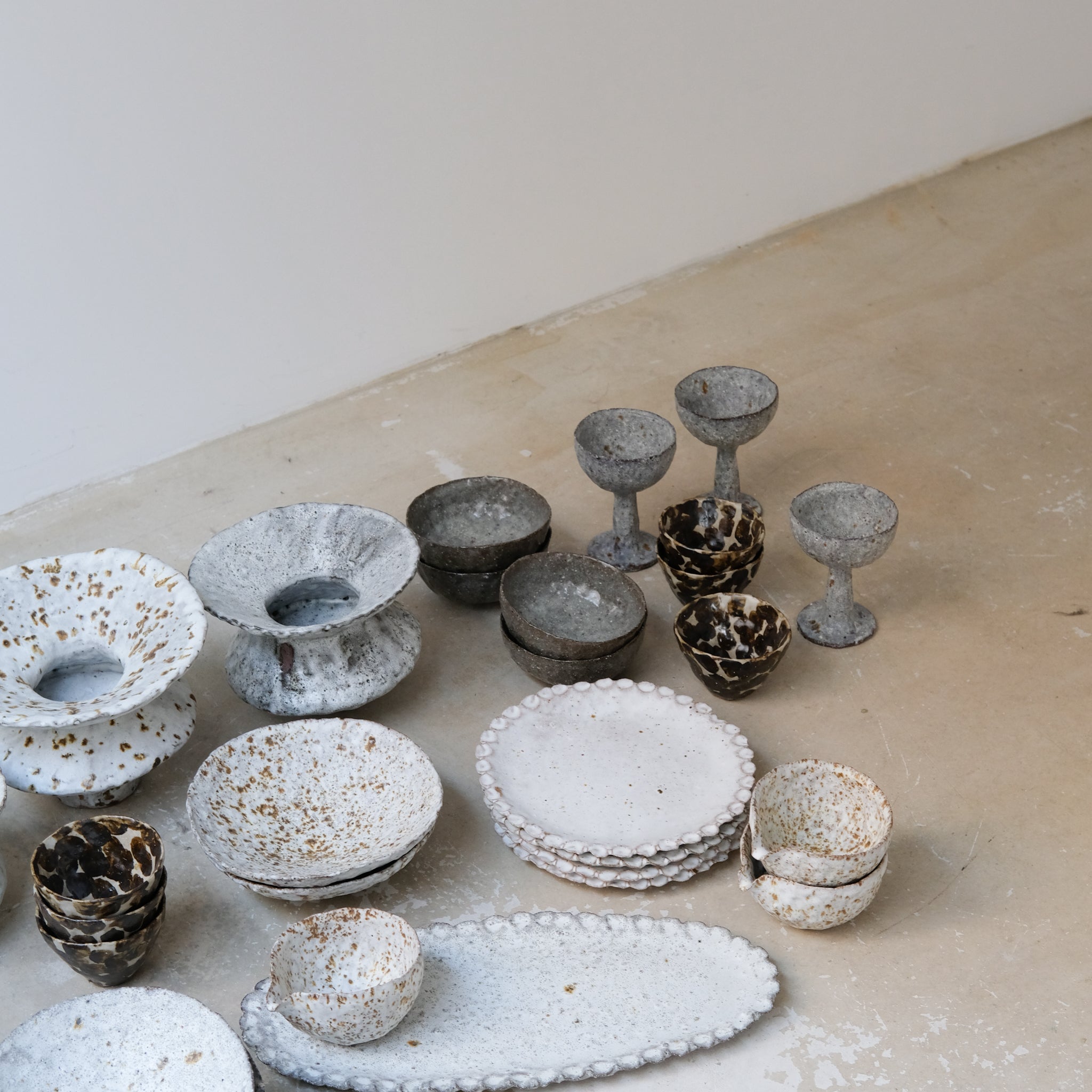 Verre/coupe en terre glanée D 10cm - Blanc gris satiné par Potry chez Brutal Ceramics