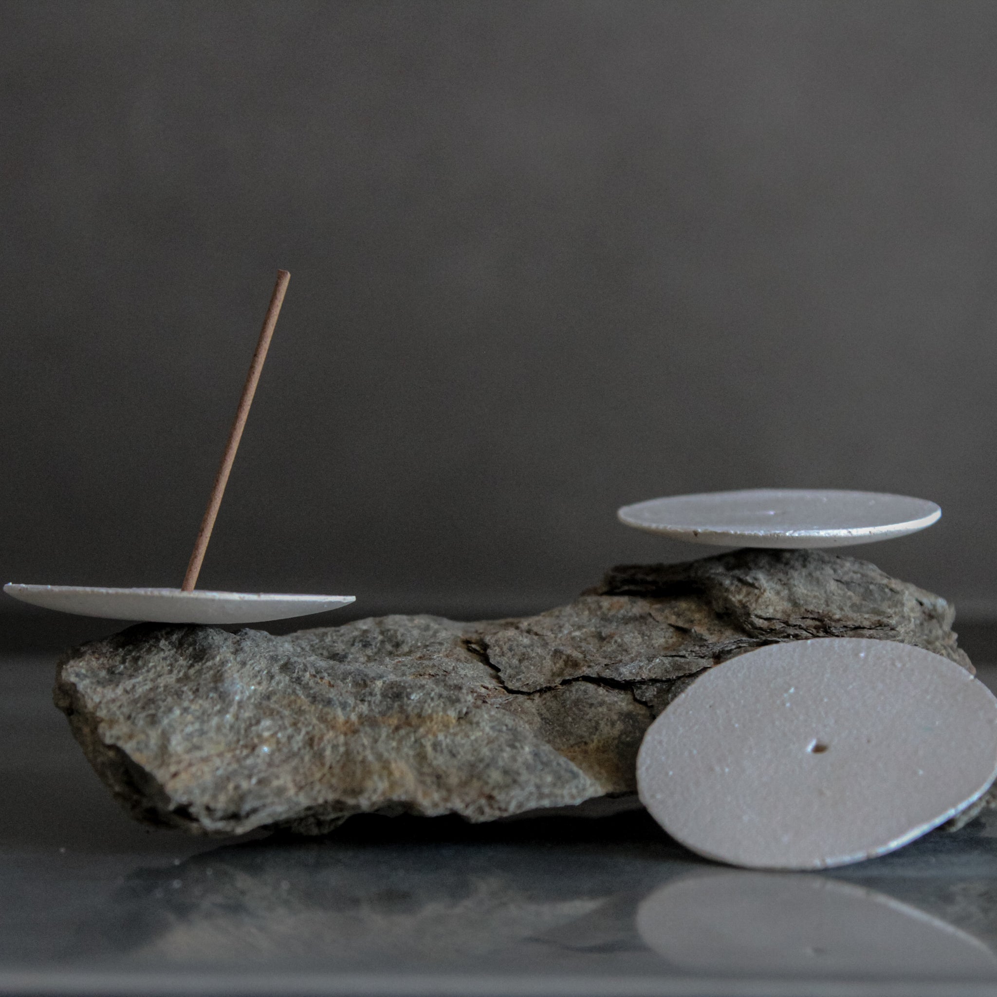 Porte encens "Moon" en grès blanc Yellow Nose Studio x Aoiro chez Brutal Ceramics