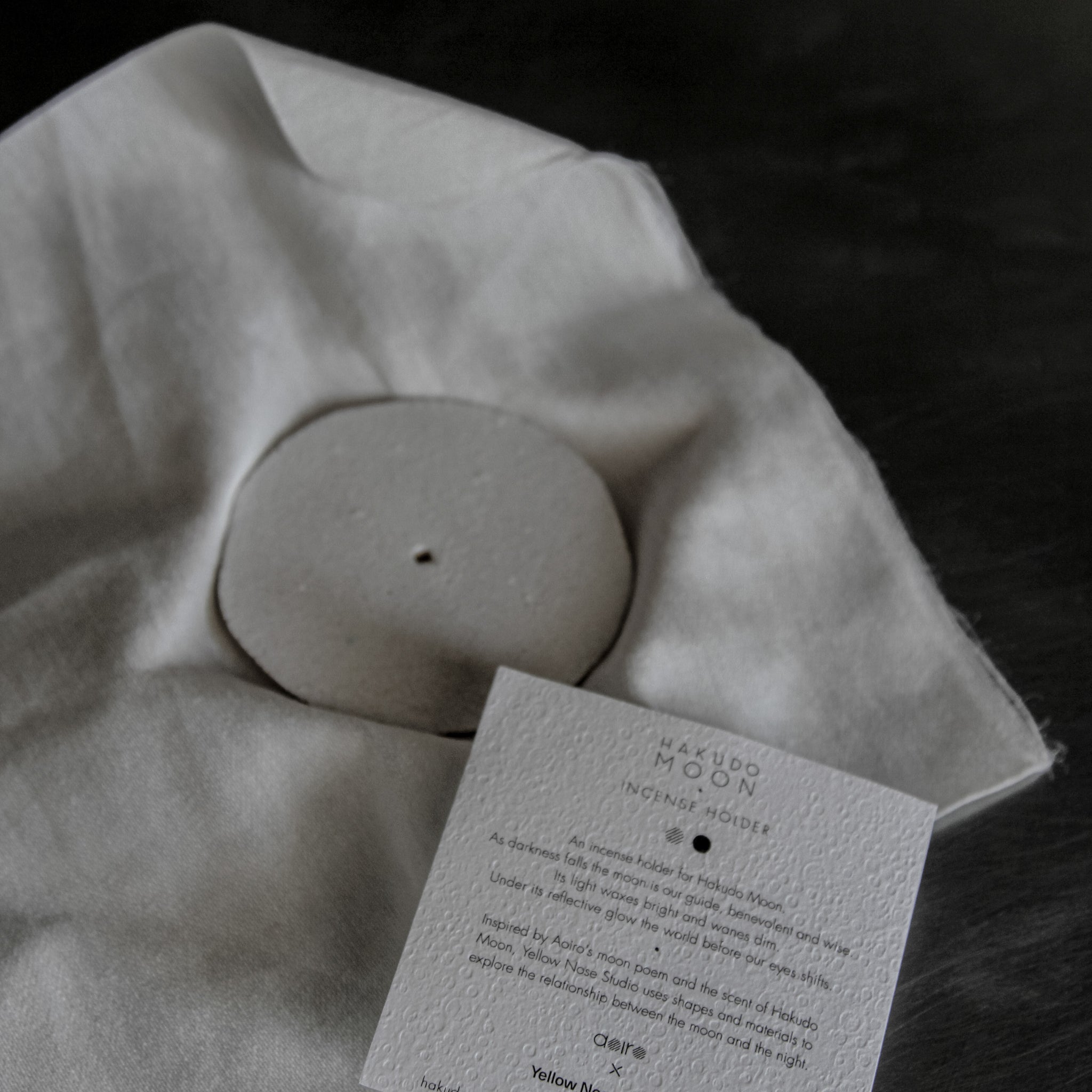 Porte encens "Moon" en grès blanc Yellow Nose Studio x Aoiro chez Brutal Ceramics