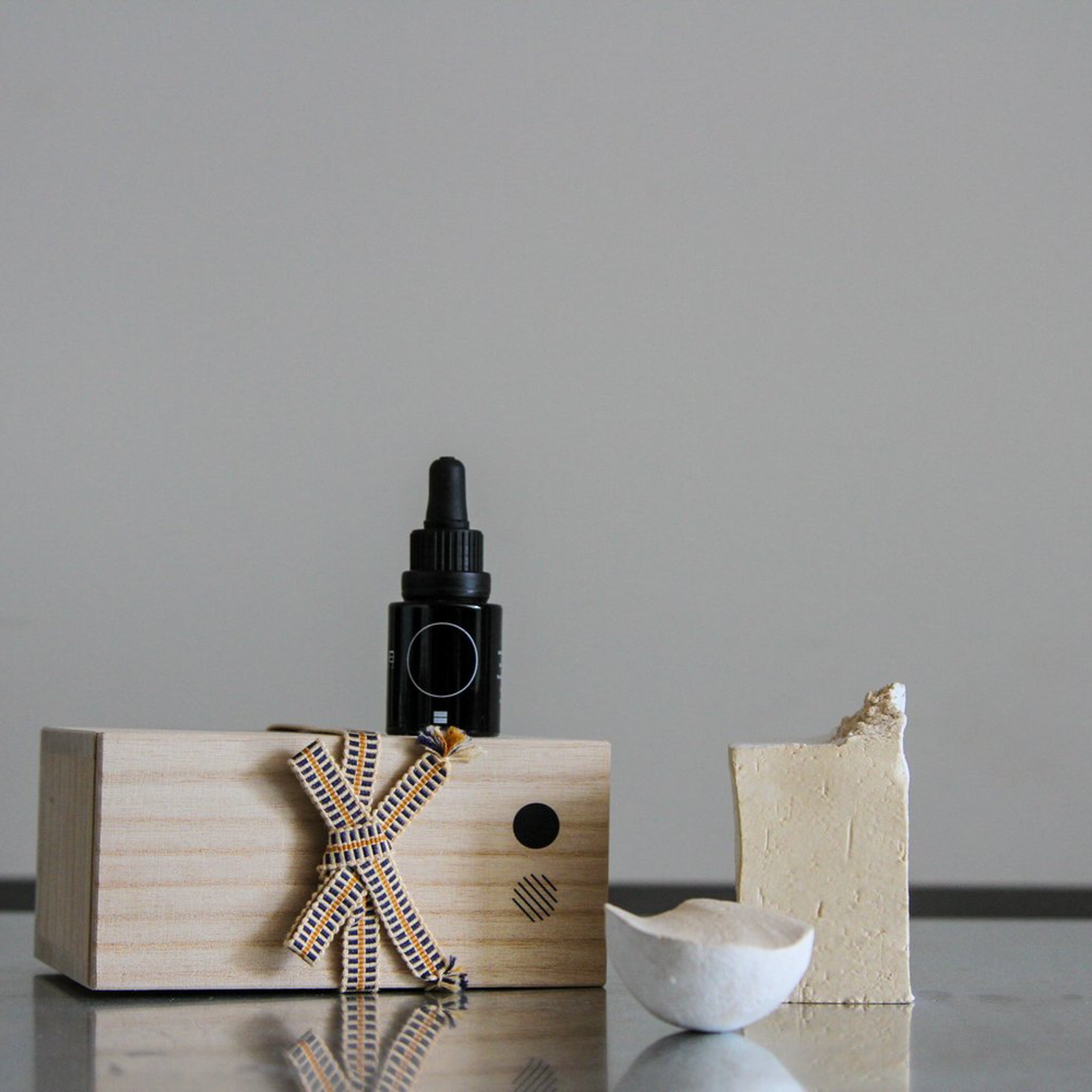 Set Diffuseur "Moon" en grès blanc avec huile essentielle avec Aoiro de Yellow Nose Studio chez Brutal Ceramics