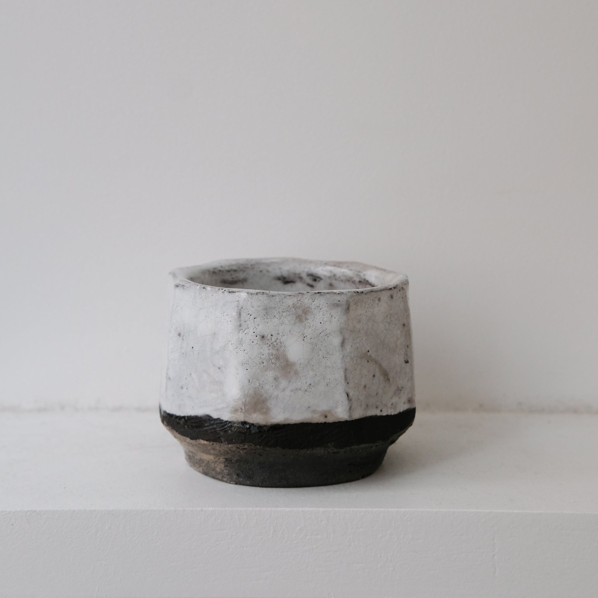 Tasse en grès blanc cuisson raku 170ml - blanc gris brillant Yu Wen Ceramics chez Brutal Ceramics