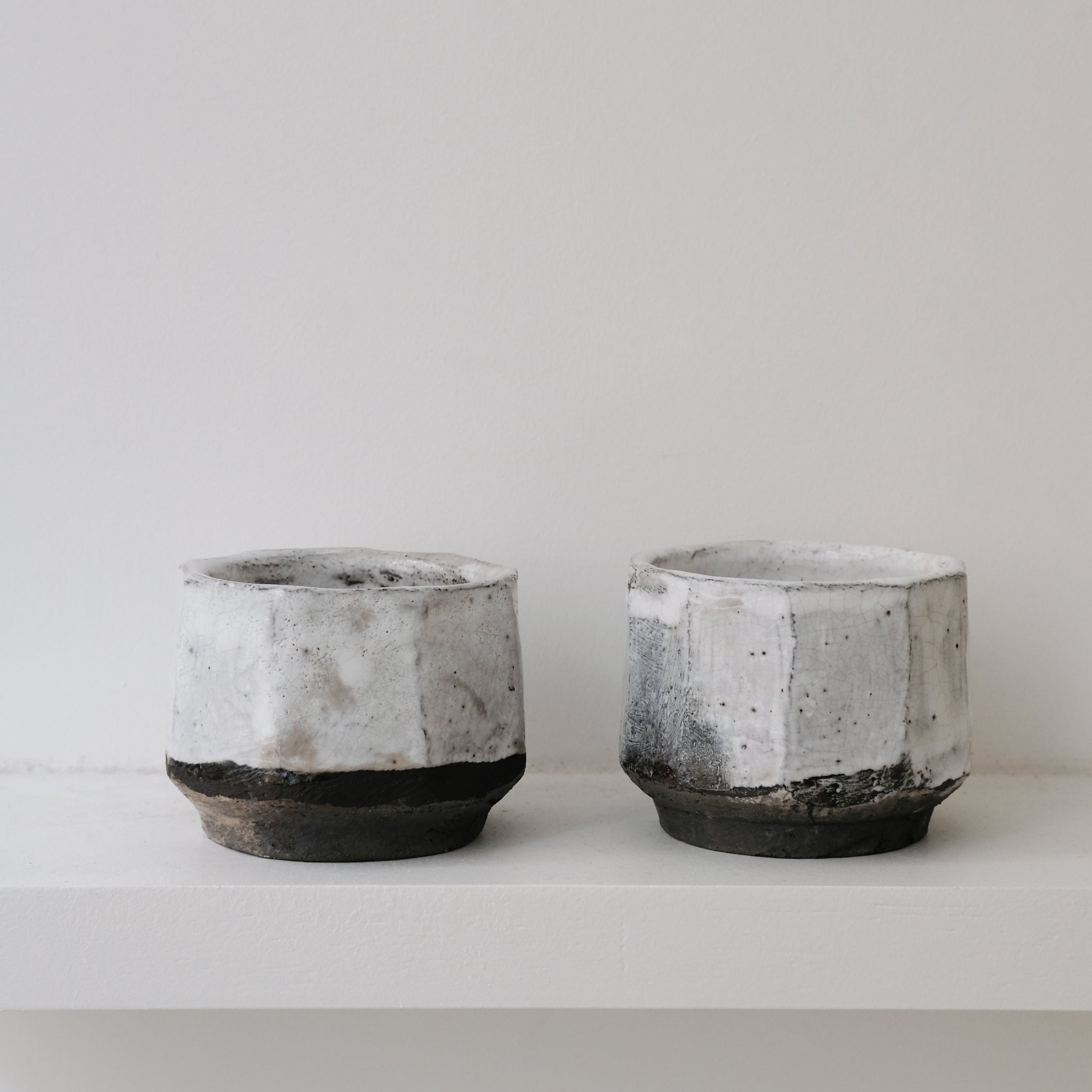 Tasse en grès blanc cuisson raku 170ml - blanc gris brillant Yu Wen Ceramics chez Brutal Ceramics