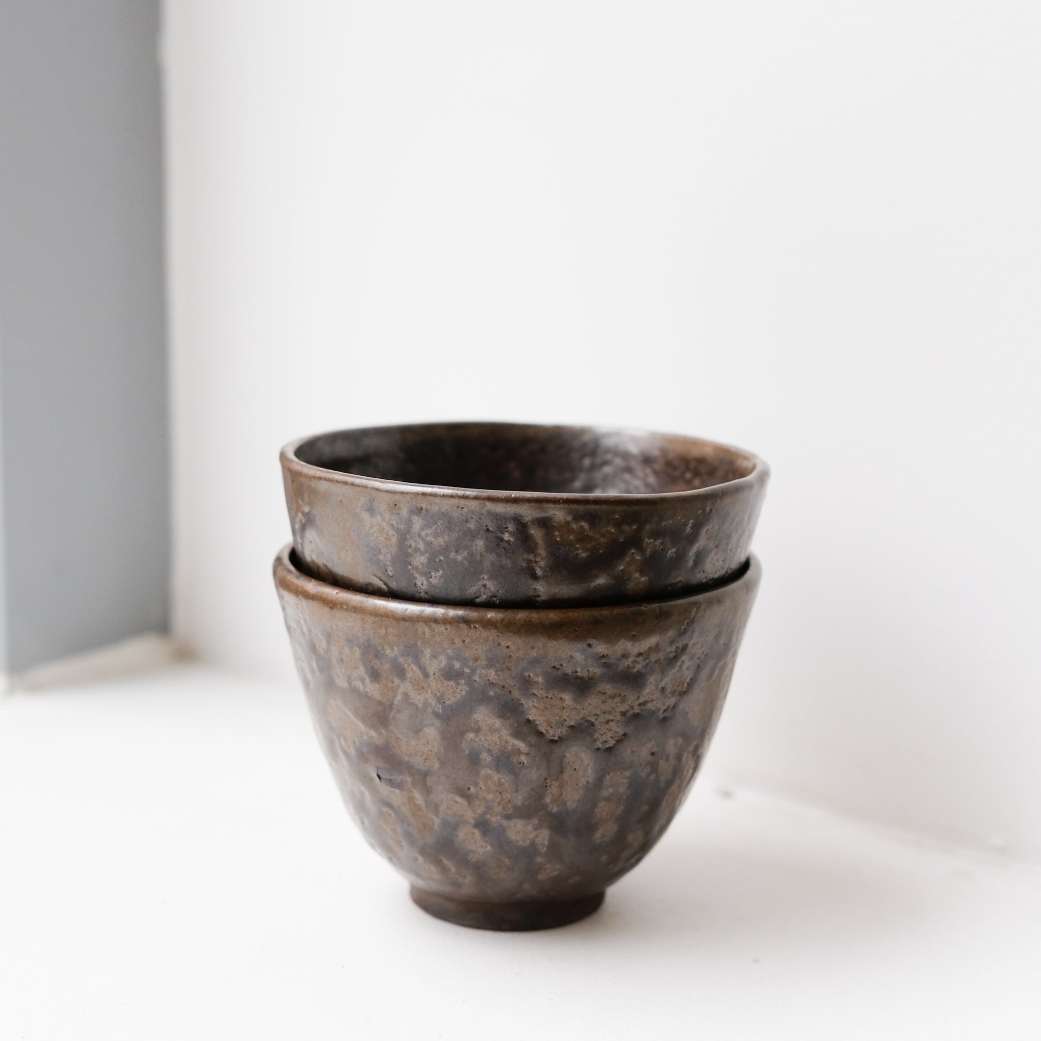 Tasse en grès noir 130ml - noir bronze de Yu Wen Ceramics chez Brutal Ceramics