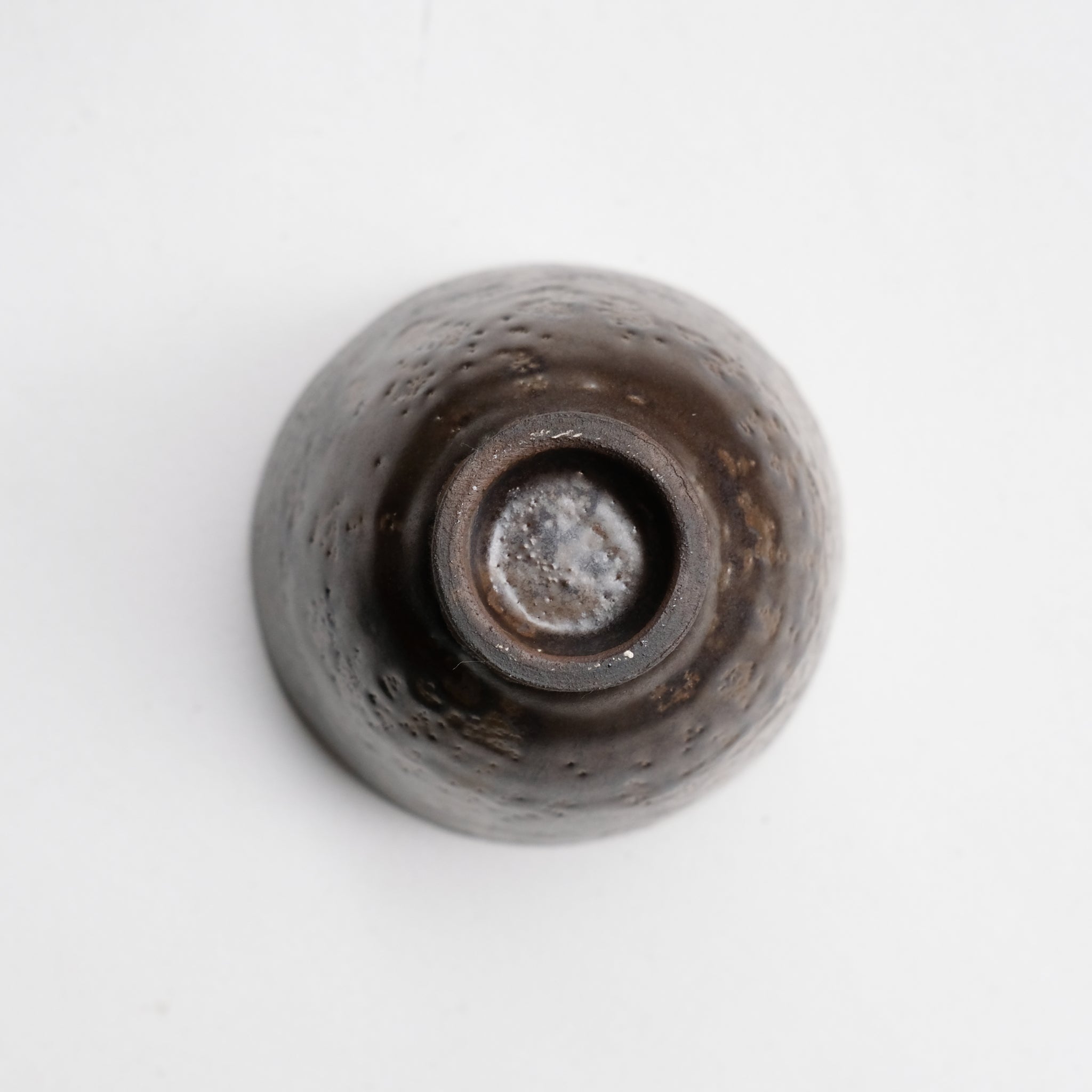 Tasse en grès noir 130ml - noir bronze de Yu Wen Ceramics chez Brutal Ceramics