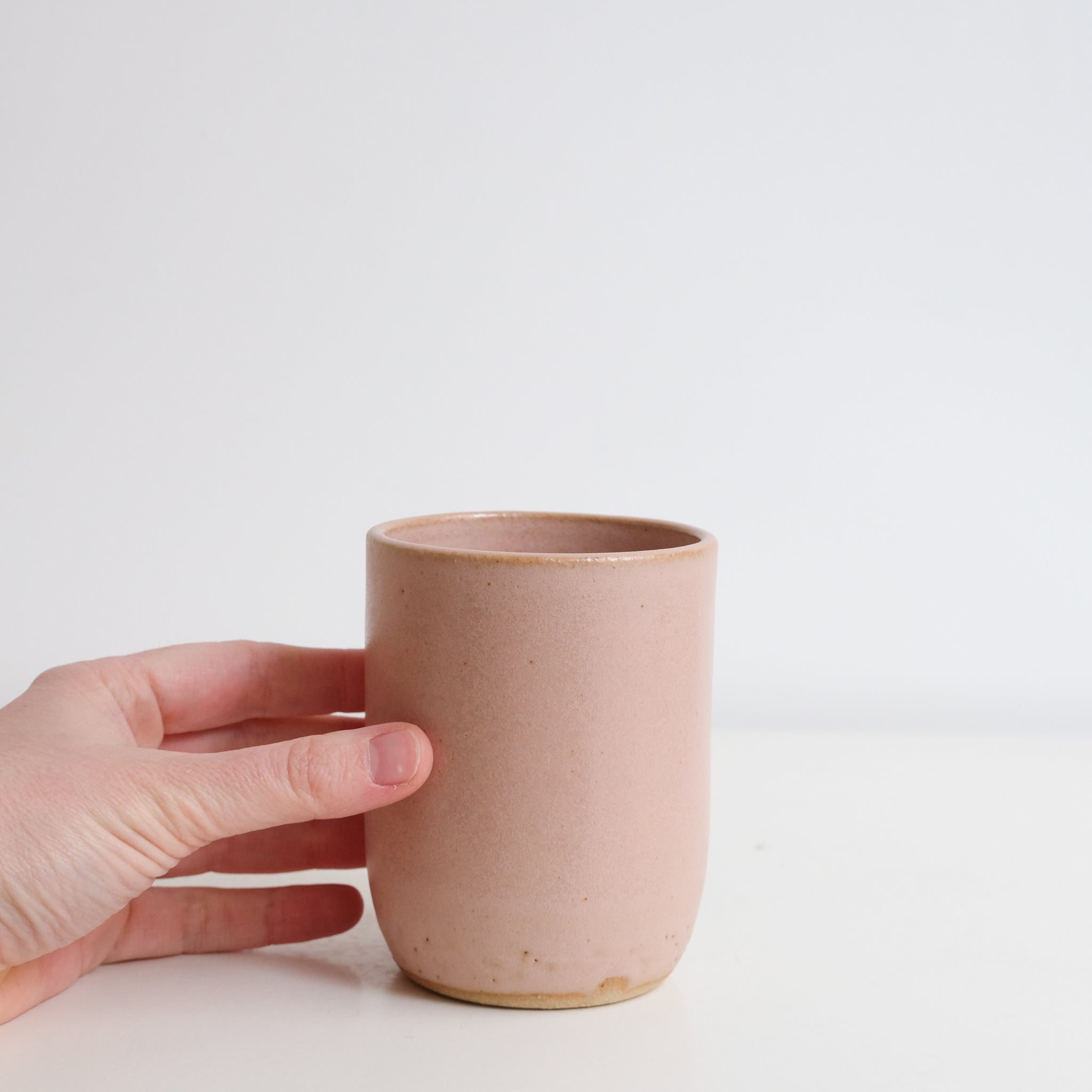 Tasse en grès, rose mat par Nolwenn Baillet chez Brutal Ceramics