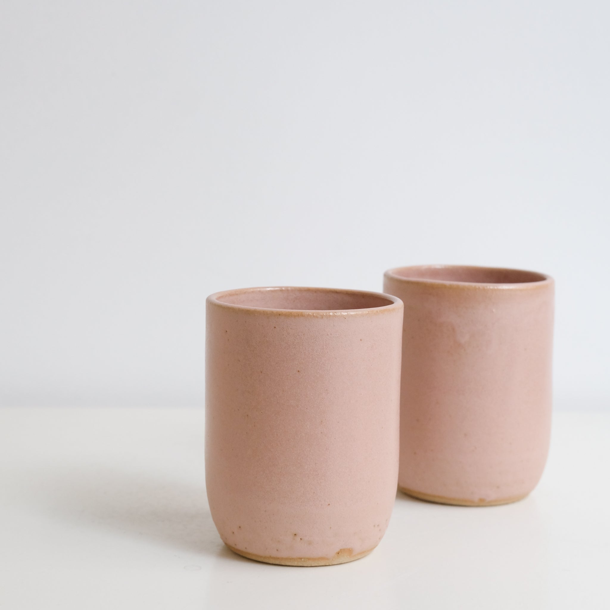 Tasse en grès, rose mat par Nolwenn Baillet chez Brutal Ceramics