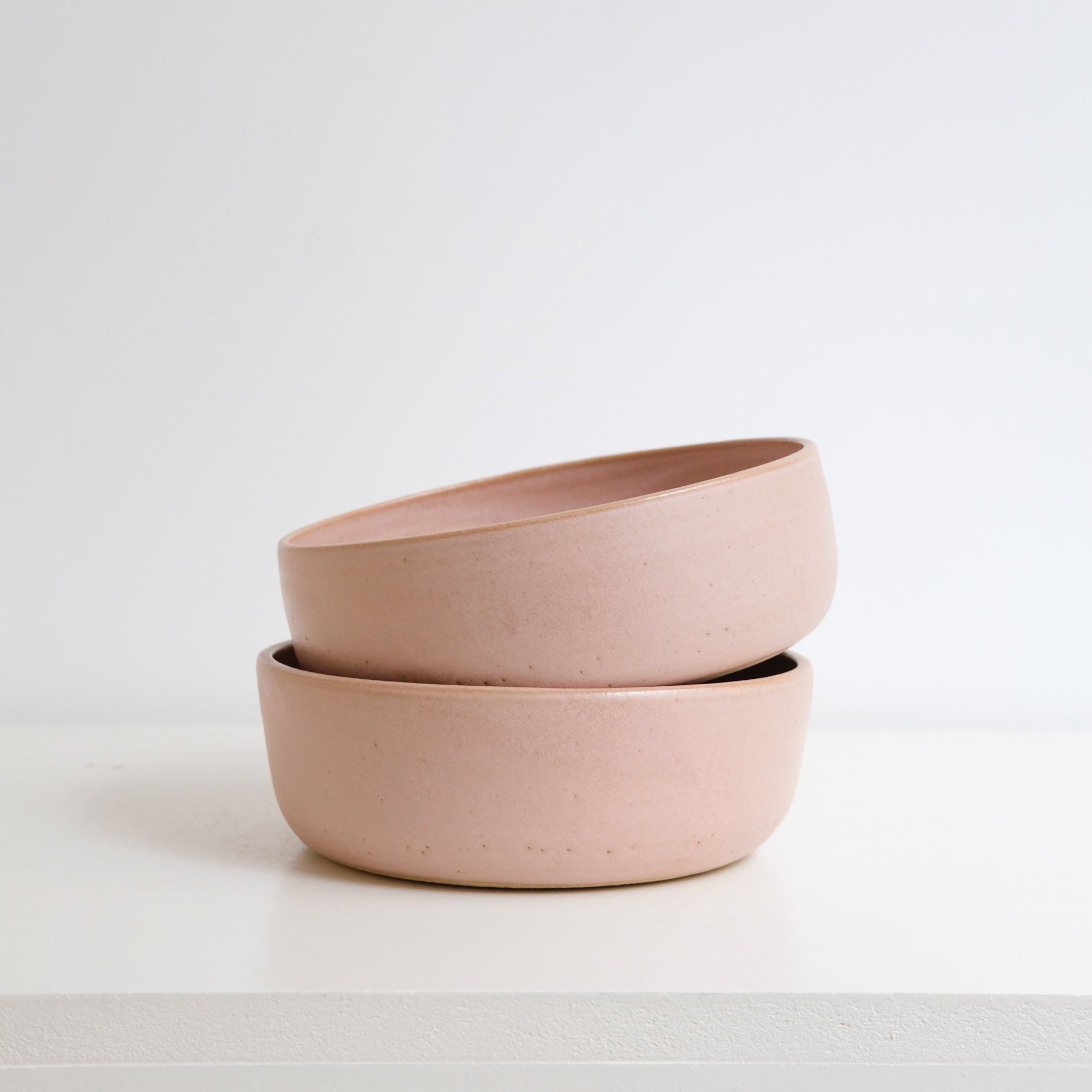 Bol en grès, rose mat par Nolwenn Baillet chez Brutal Ceramics